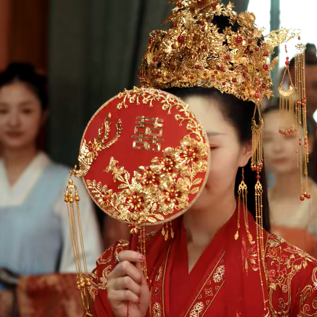 Son-in-law Song anecdote with the same style of ancient wind group fan bridal show and Chinese style handmade happy fans to give their girlfriends wedding gifts