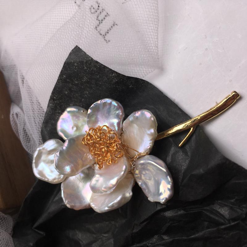Thiết kế độc quyền tự nhiên baroque ngọc trai trâm cánh hoa ngọc trai handmade hoa trâm cài pin cao cấp - Trâm cài trâm cài áo cao cấp