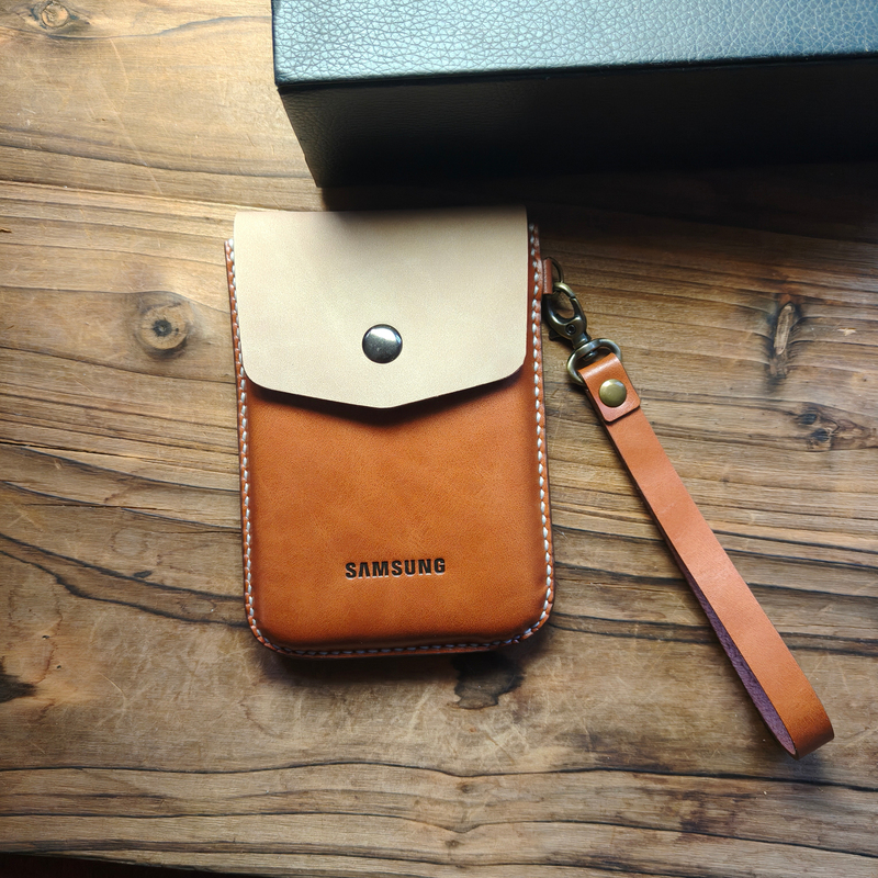 Handmade Custom Phone Case with Vertical Flip Cover Suitable for Samsung Fold8/W26 Flip Foldable Screen Z Flip7 Leather Case Z Flip6 Genuine Leather Case W25 Flip Protective Case Genuine Cowhide Handmade Custom Phone Case with Vertical Flip Cover Suitable for Samsung Fold8/W26 Flip Foldable Screen Z Flip7 Leather Case Z Flip6 Genuine Leather Case W25 Flip Protective Case Genuine Cowhide