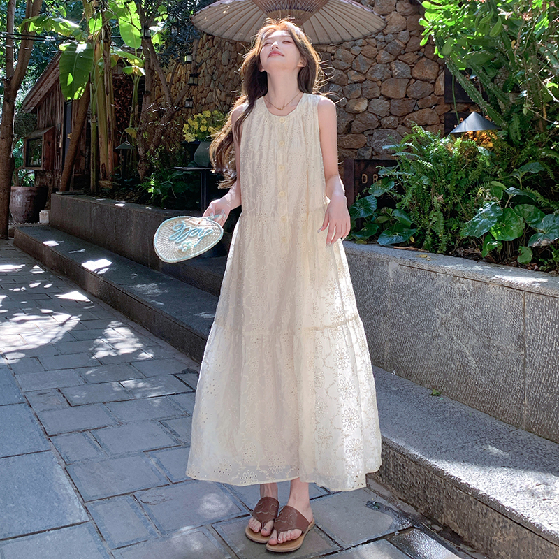 White Hollow-Out Sleeveless Dress for Women, Mid-Length, 2026 Summer New Style, French Loose Fit, Age-Reducing, Gentle Style Tank Dress