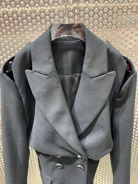ການອອກແບບ niche 22 ລະດູຫນາວໃຫມ່ cutout ບ່າ, off-shoulder, ແອວ pleated, ເສື້ອ jacket ຍາວກາງ