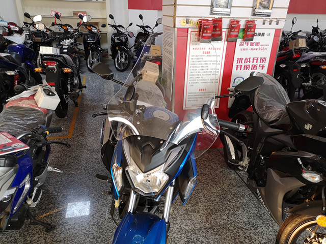 Xe máy phía trước kính chắn gió xe máy kính chắn gió xe đường phố sửa đổi kính chắn gió phía trước xe điện kính chắn gió - Kính chắn gió trước xe gắn máy tấm nhựa chắn gió xe máy