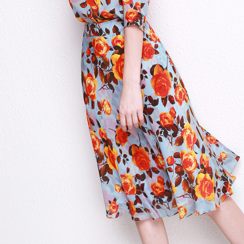 U N Q Moon Season Flowers Open Romantic Elegant Temperament Print Floating in a long version of true silk half-body dress