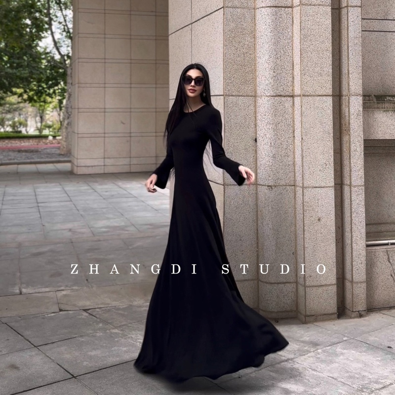 Minimalist Style Black Long Dress for Women, Autumn and Winter, Waist-Cinching, Slimming, Long-Sleeved, Round Neck, Large Hem Skirt, Minimalist Style Minimalist Style Black Long Dress for Women, Autumn and Winter, Waist-Cinching, Slimming, Long-Sleeved, Round Neck, Large Hem Skirt, Minimalist Style