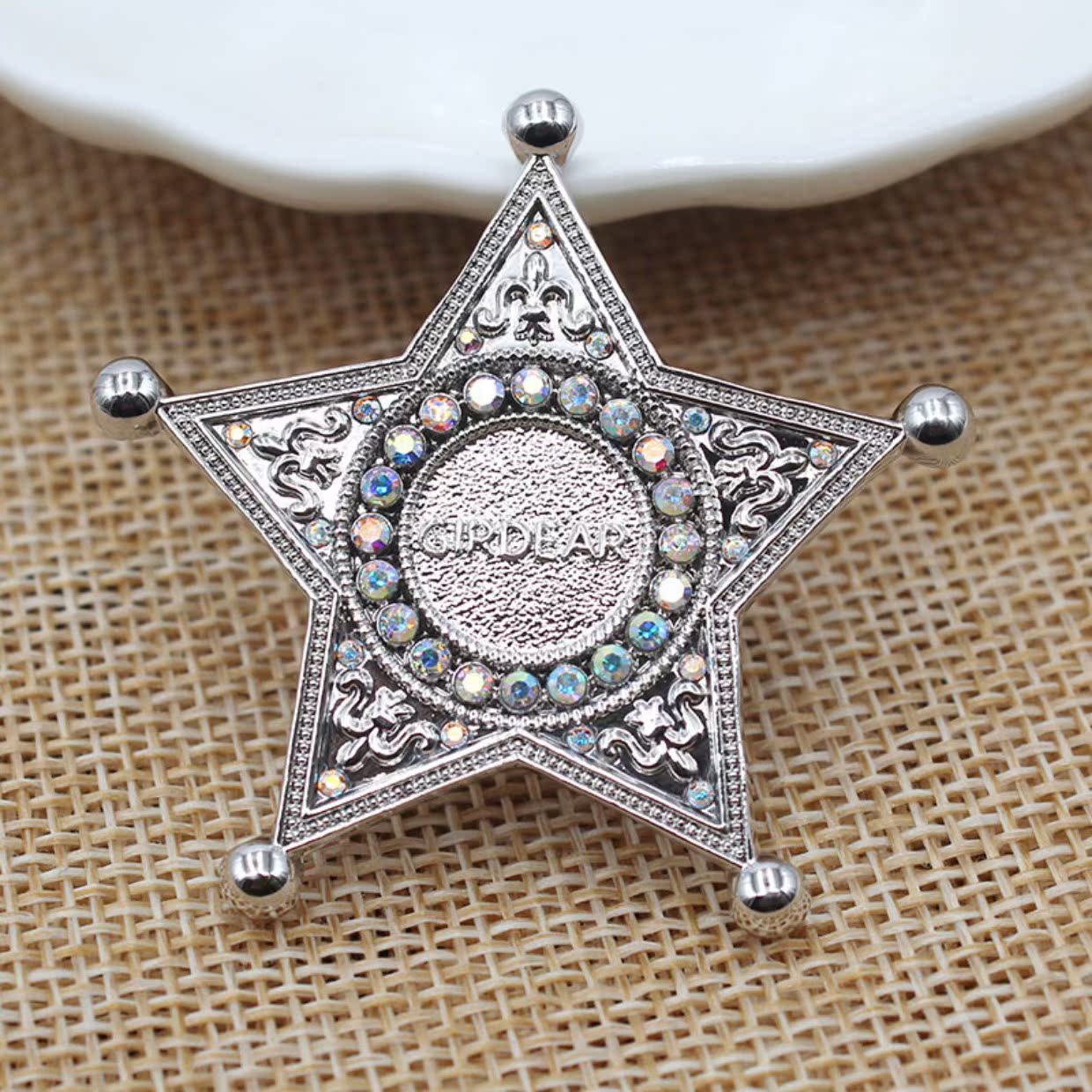 Áo choàng nữ Ama Shite trâm cài áo khoác nữ Hàn Quốc thời trang sang trọng phụ kiện khí chất 2018 logo cài áo