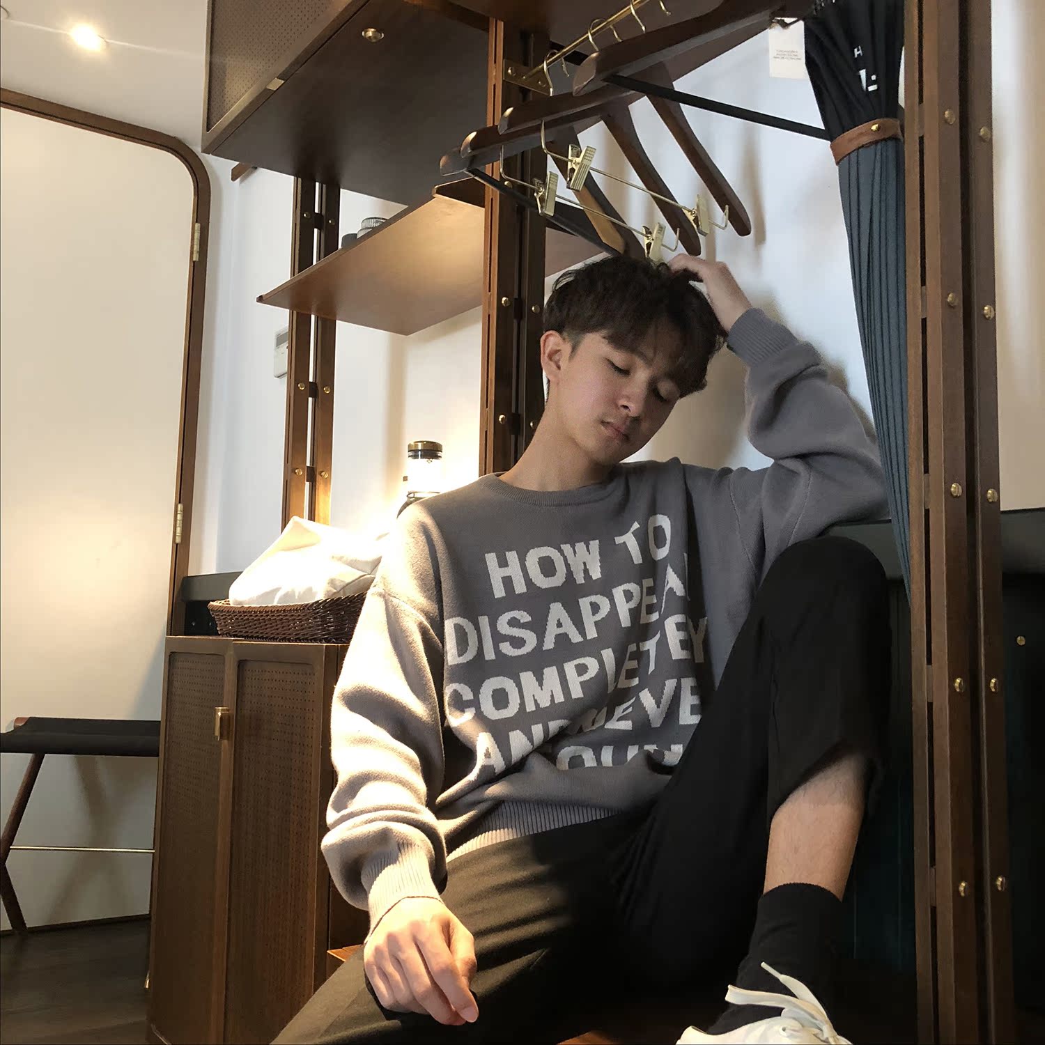 Xiao Ming bene phiên bản tiếng Hàn của chữ in màu đơn giản retro lỏng lẻo của áo len cổ tròn đan thủy triều nam quần jean nam