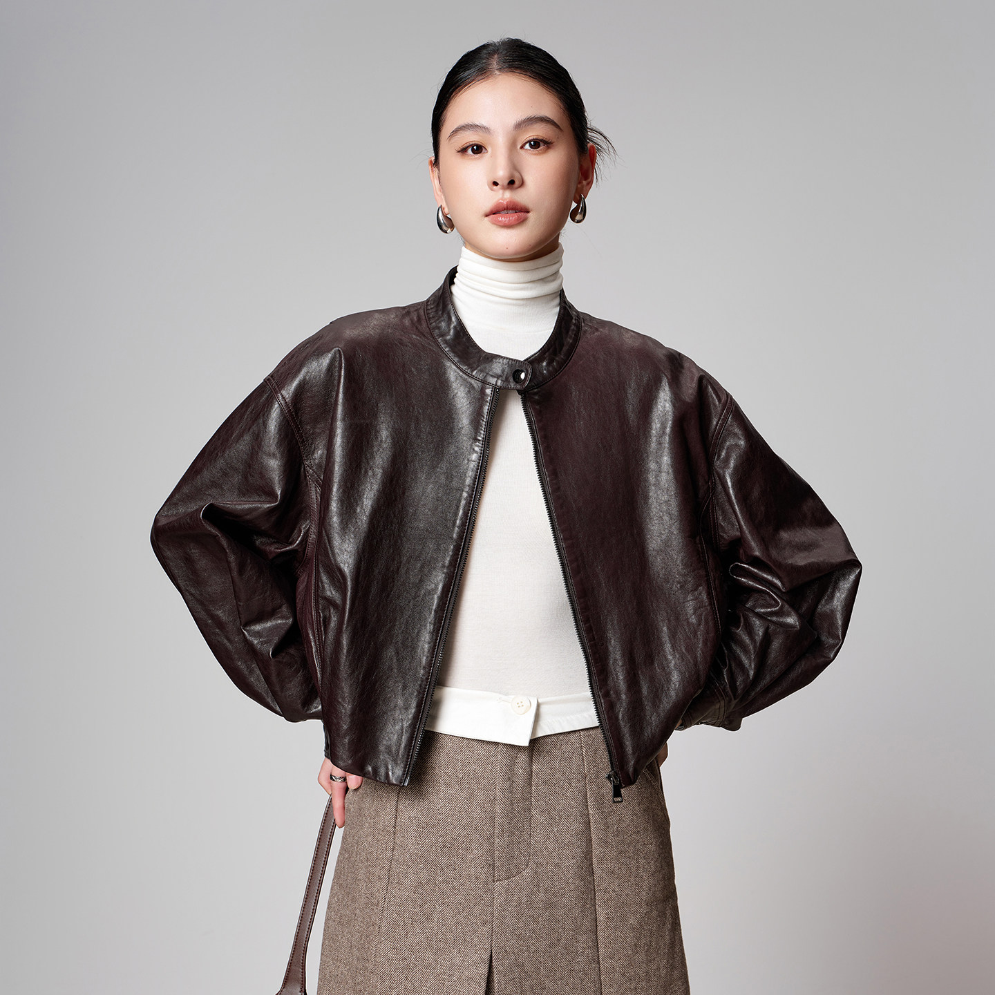 輸入オイルワックス加工シープスキン本革製レディースジャケット。ショート丈、ゆったりとしたフィット感、スタンドカラー。2025年秋冬向けの新しいヨーロピアンスタイル。