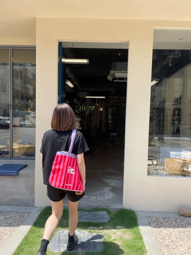 Потерянный холод-сладкий розовый полосатый холст. Контрастная японская японская боль в сфере кабина с большим количеством.