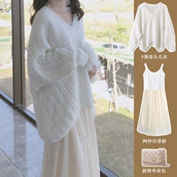 Белый свитер, абрикосовое платье-комбинация