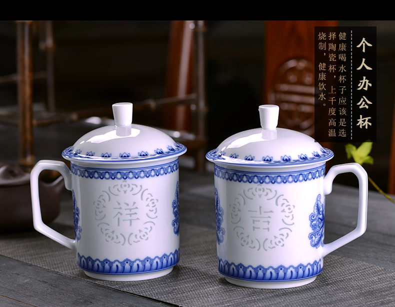 Jingdezhen blue and white and exquisite ceramic cups with cover Chinese tea cup mark cup home office gift