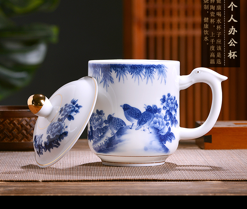 Jingdezhen ceramic cups with cover glass home office of blue and white porcelain cup and meeting the large capacity make tea cup gift