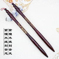 Нить розового дерева выгравирована золотым драконом или золотым фениксом