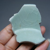 3263 A specimen of a Southern Song Dynasty Longquan pink celadon glaze bowl produced in Hangzhou with folded edges and large openings