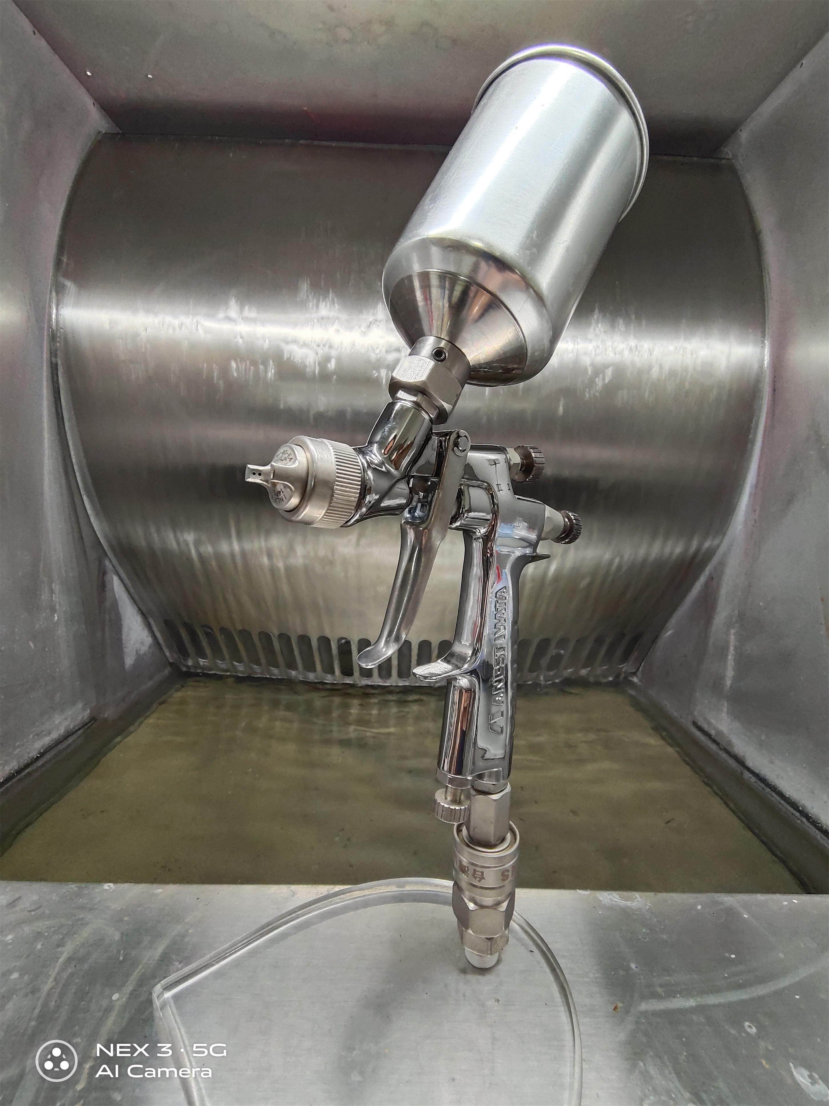 Melon-family Iwata low pressure spray gun LPH-80 equipped with special gun pot