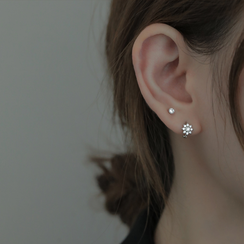 s925 silver flash drilling snowflake ear button female minimalist fashion design sensation small crowd of lukewarm wind earrings 2020 New wave