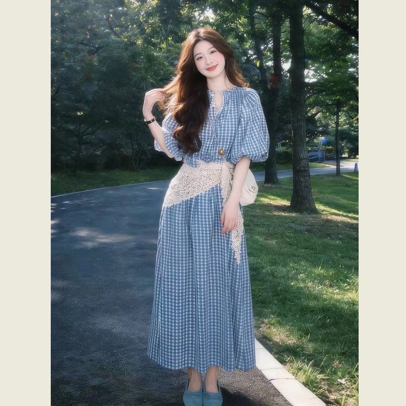 Artistic Retro Blue Plaid Dress for Women, Summer Vacation Style, Puff Sleeves, V-Neck, Waist-Cinching, Slimming Long Dress Artistic Retro Blue Plaid Dress for Women, Summer Vacation Style, Puff Sleeves, V-Neck, Waist-Cinching, Slimming Long Dress