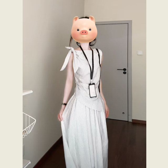 ຣີສອດຊຸດແຟຊັນລາຍເສັ້ນ