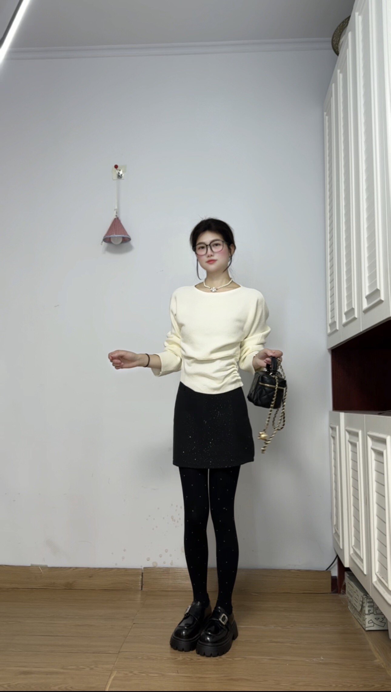 周章章"嘉顿斯"秋冬白色毛衣,斜肩收腰设计穿出温柔高级感