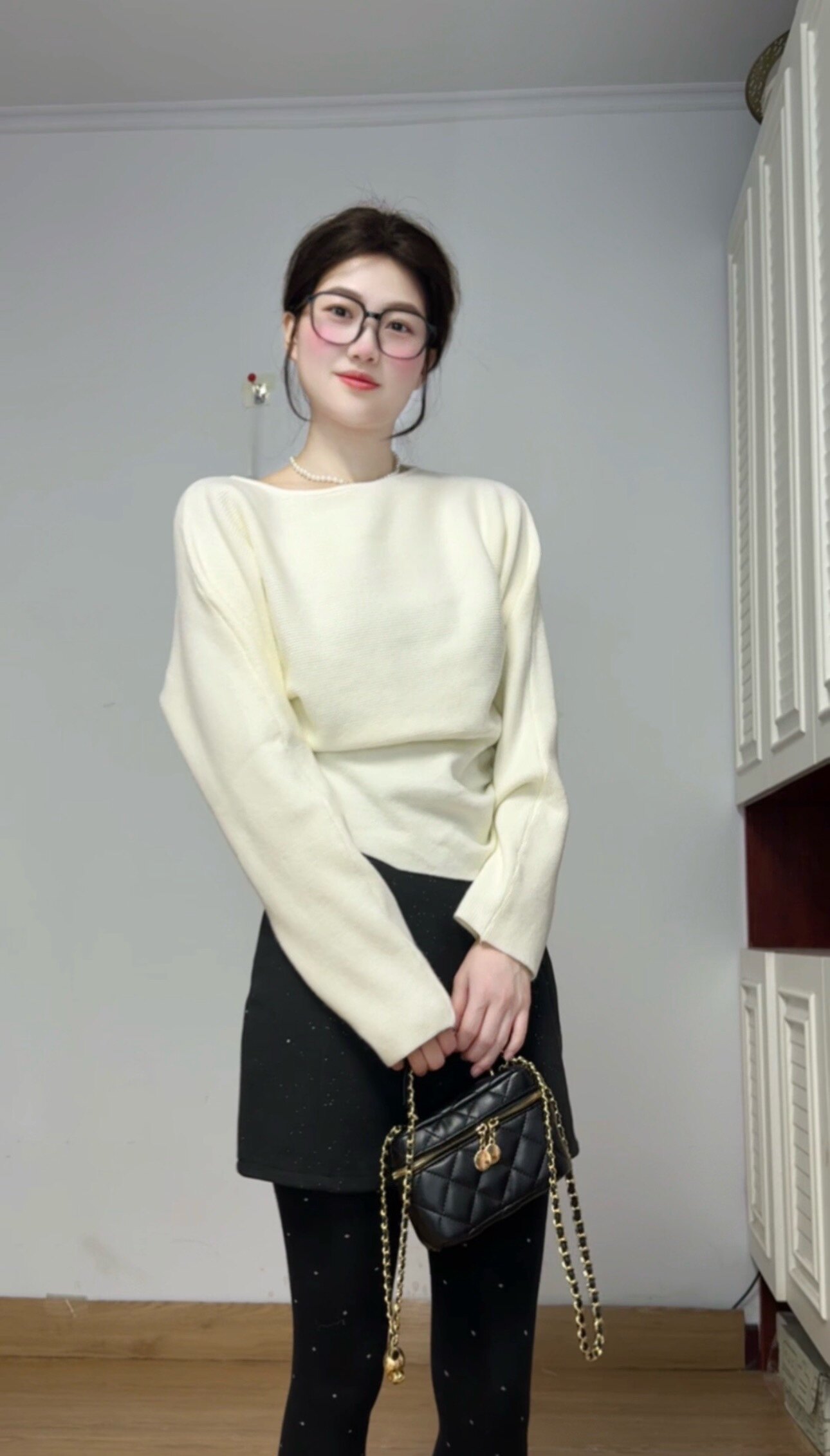 周章章"嘉顿斯"秋冬白色毛衣,斜肩收腰设计穿出温柔高级感