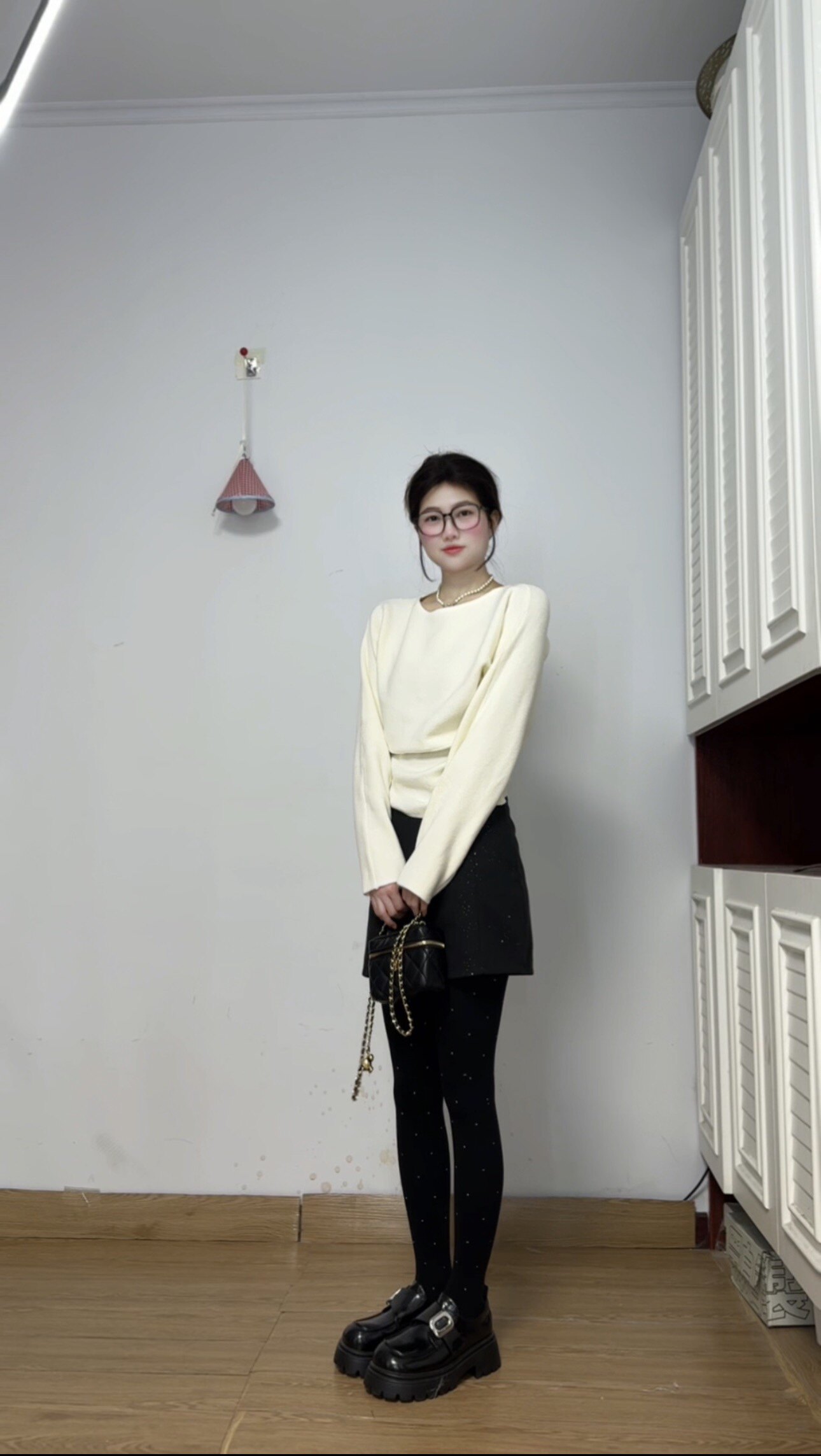 周章章"嘉顿斯"秋冬白色毛衣,斜肩收腰设计穿出温柔高级感