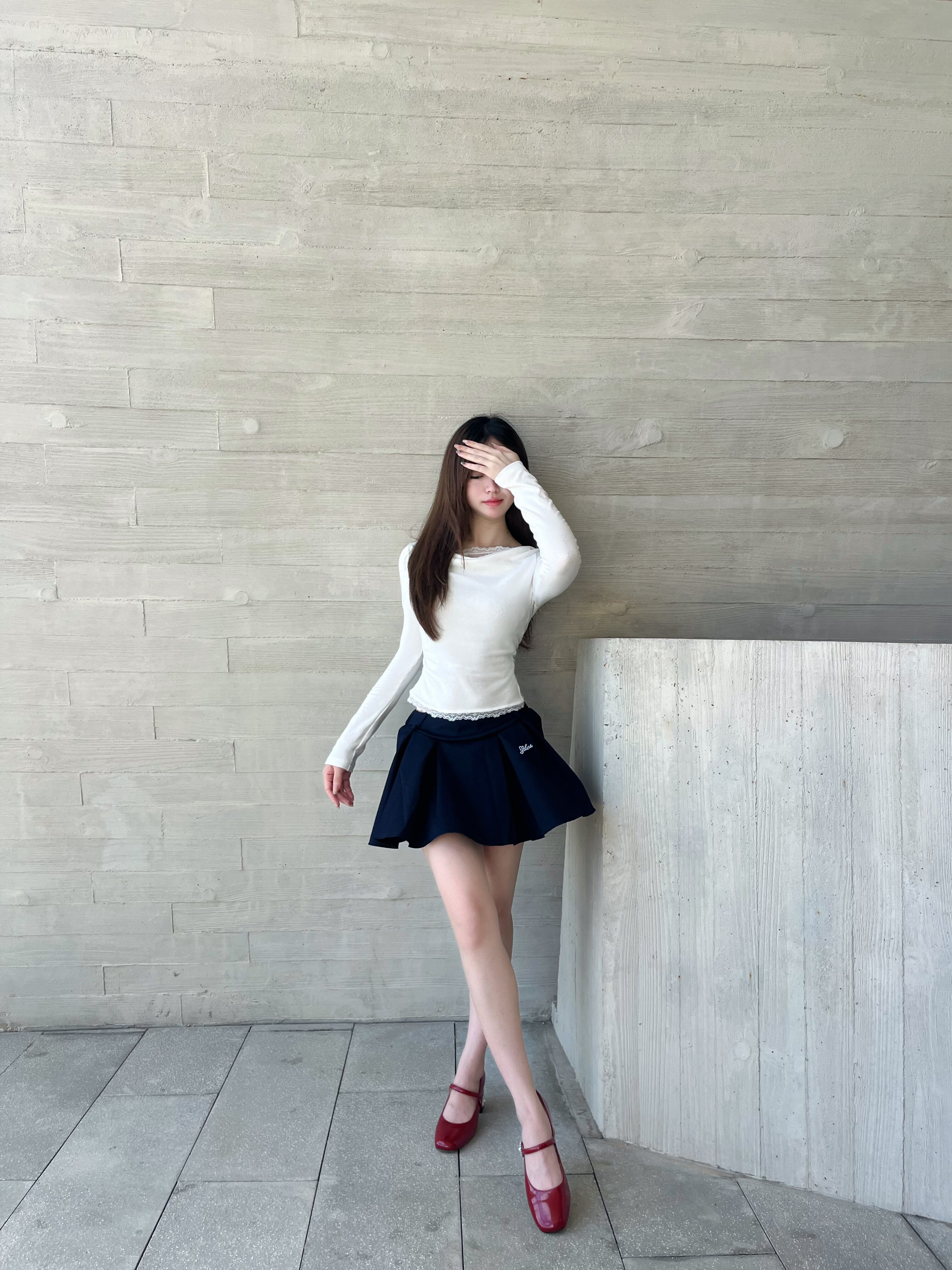 百丽「樱桃」新款复古粗高跟玛丽珍鞋：脚踝间的甜美红宝石