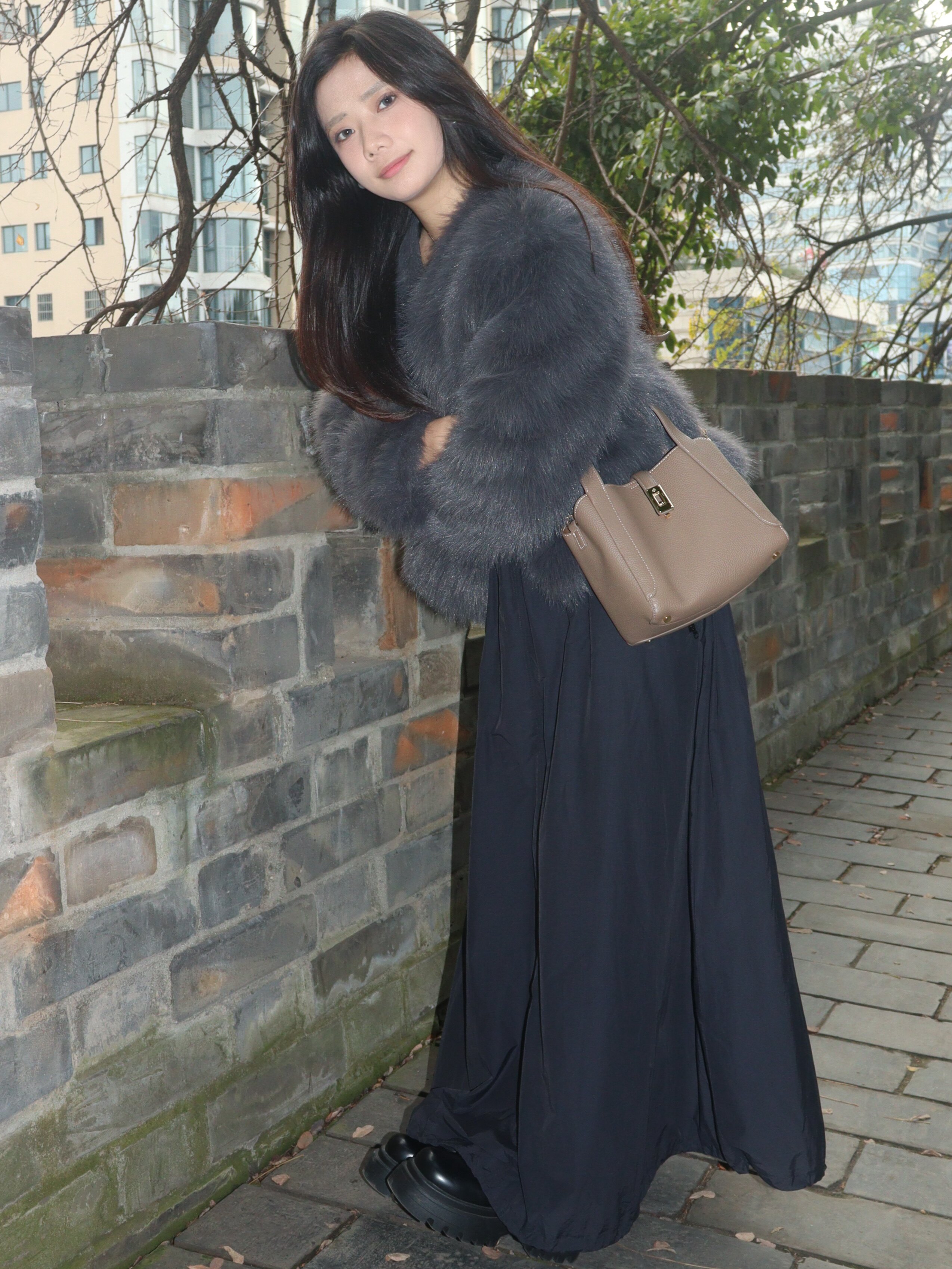 百丽真皮菜篮子包 牛皮材质高级耐磨 水桶包型大容量实用