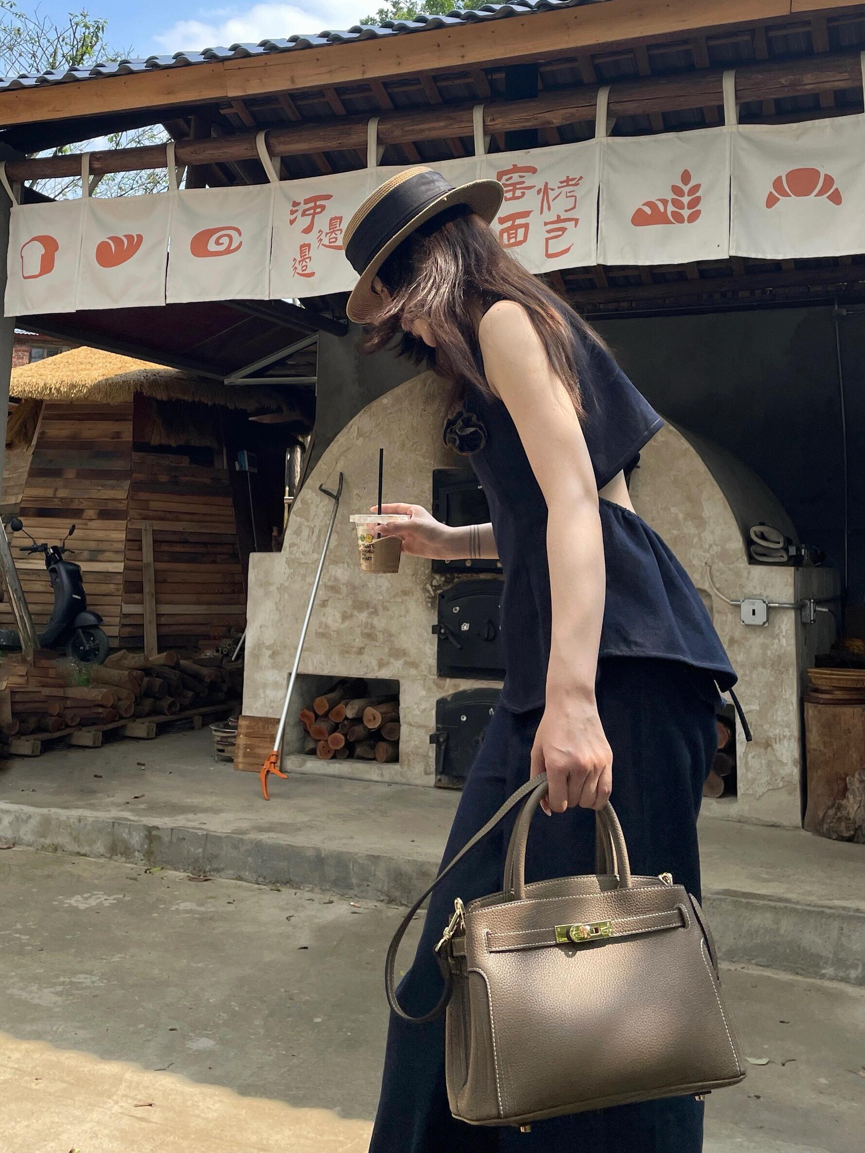 百丽鎏金岁月凯莉包 质感牛皮高级耐磨 大容量通勤 妈妈包婚包两用