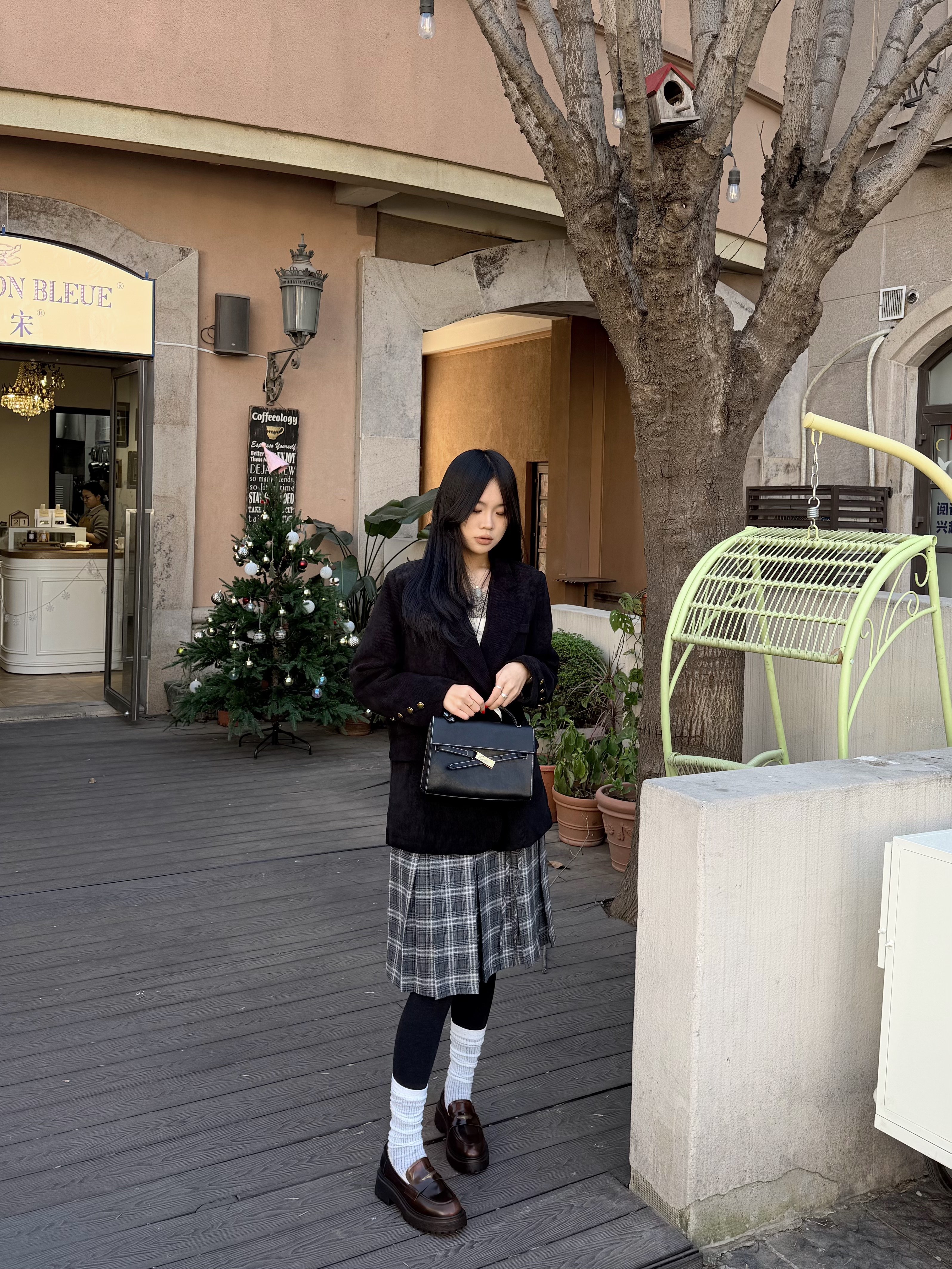 宋佳同款百丽海鸥乐福鞋2.0：厚底真皮的英伦飒爽美学