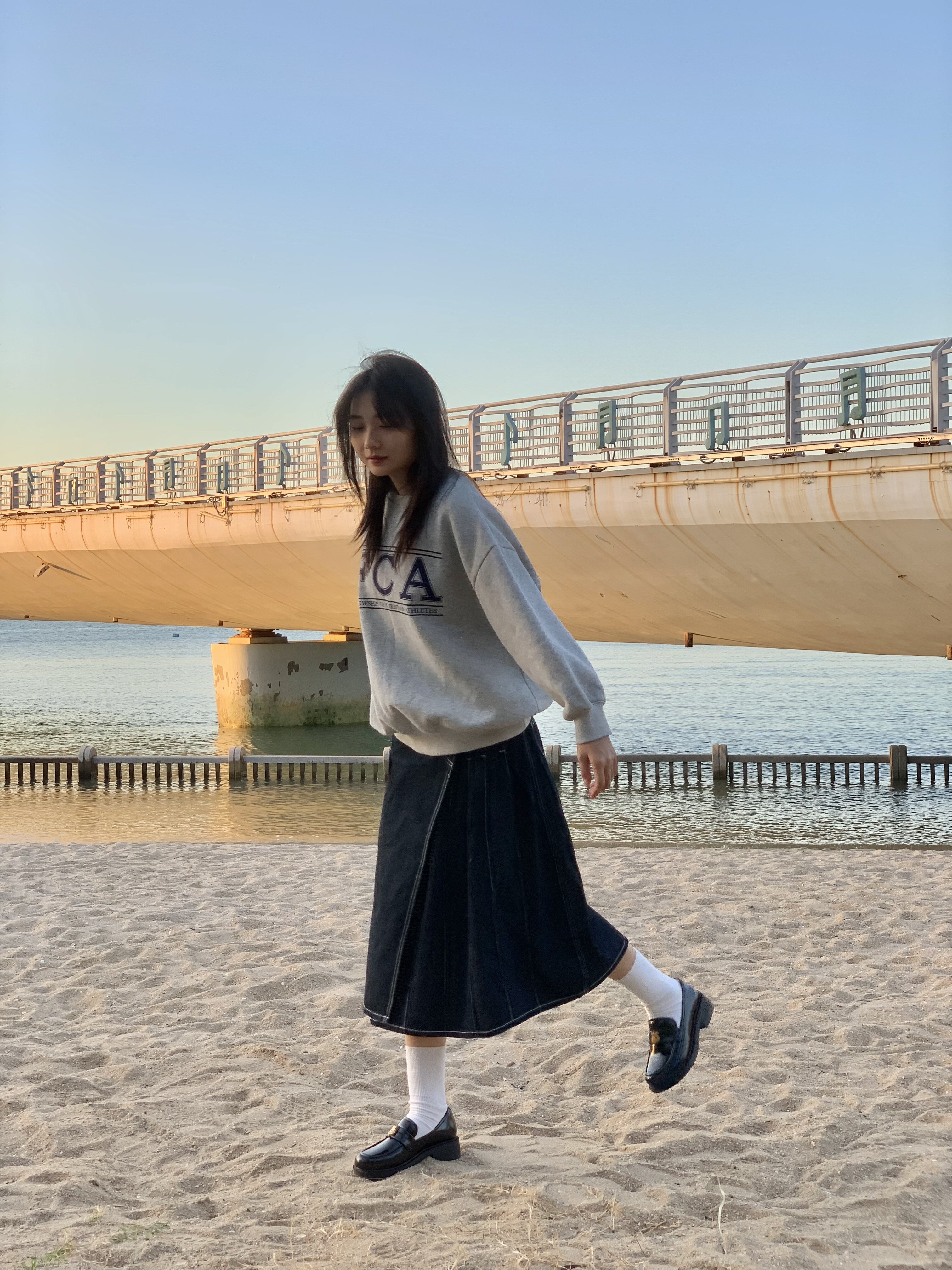 天美意teenmix王玉雯同款金色徽章常青藤乐福鞋：厚底真皮的学院复古美学