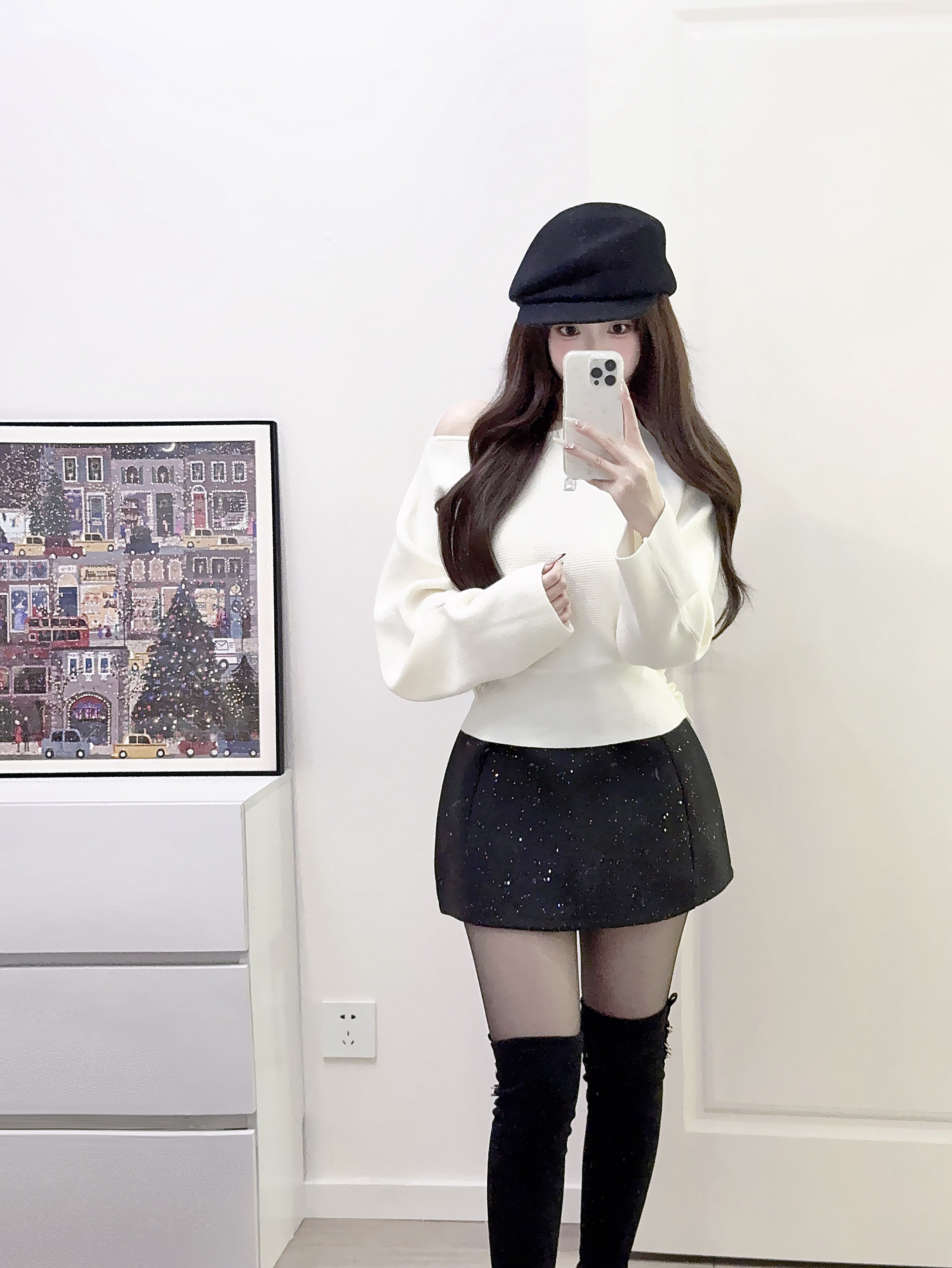 周章章"嘉顿斯"秋冬白色毛衣,斜肩收腰设计穿出温柔高级感