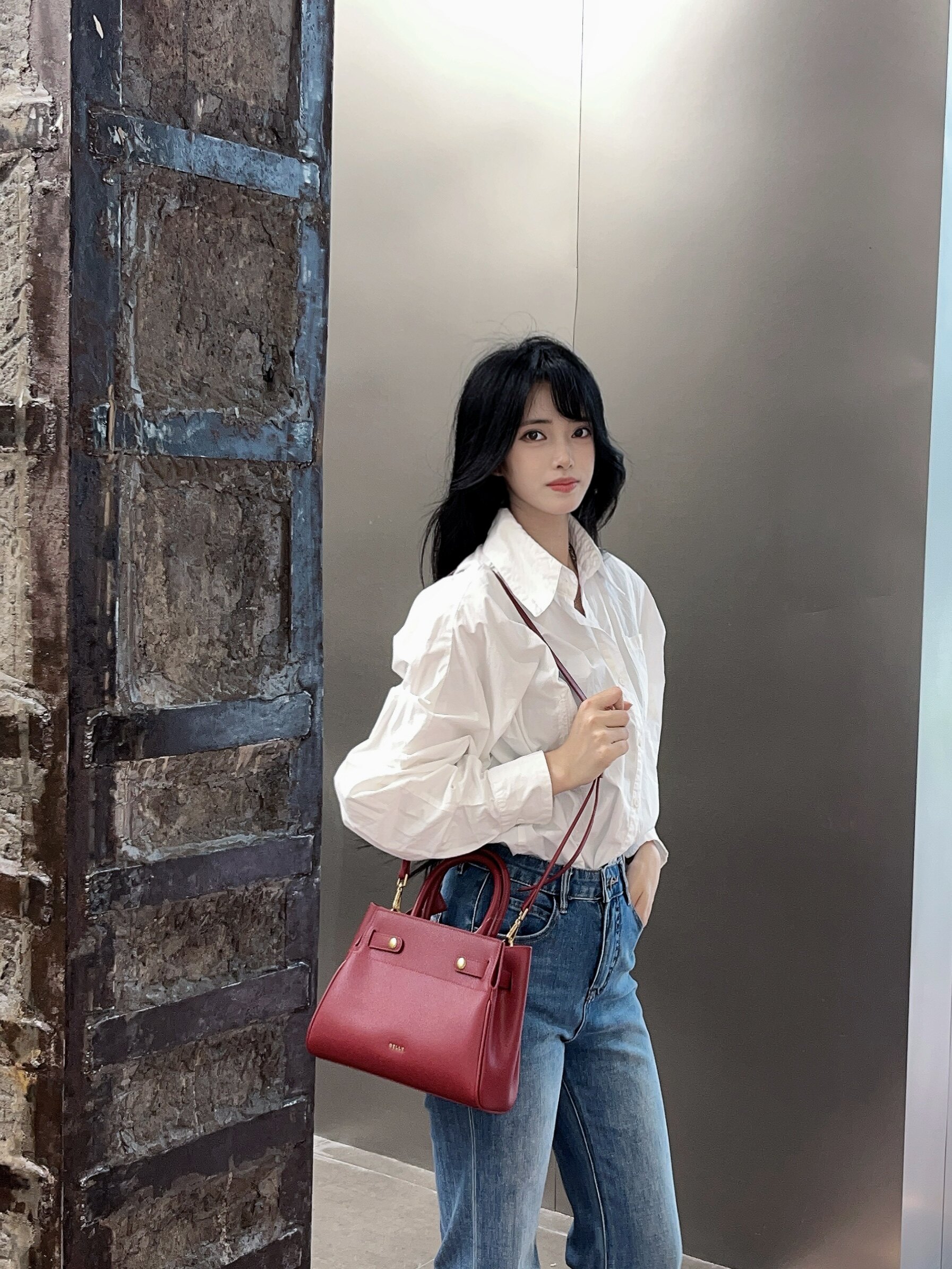 百丽红色新娘婚包 大容量设计装下红包手机 手提斜挎两用更实用