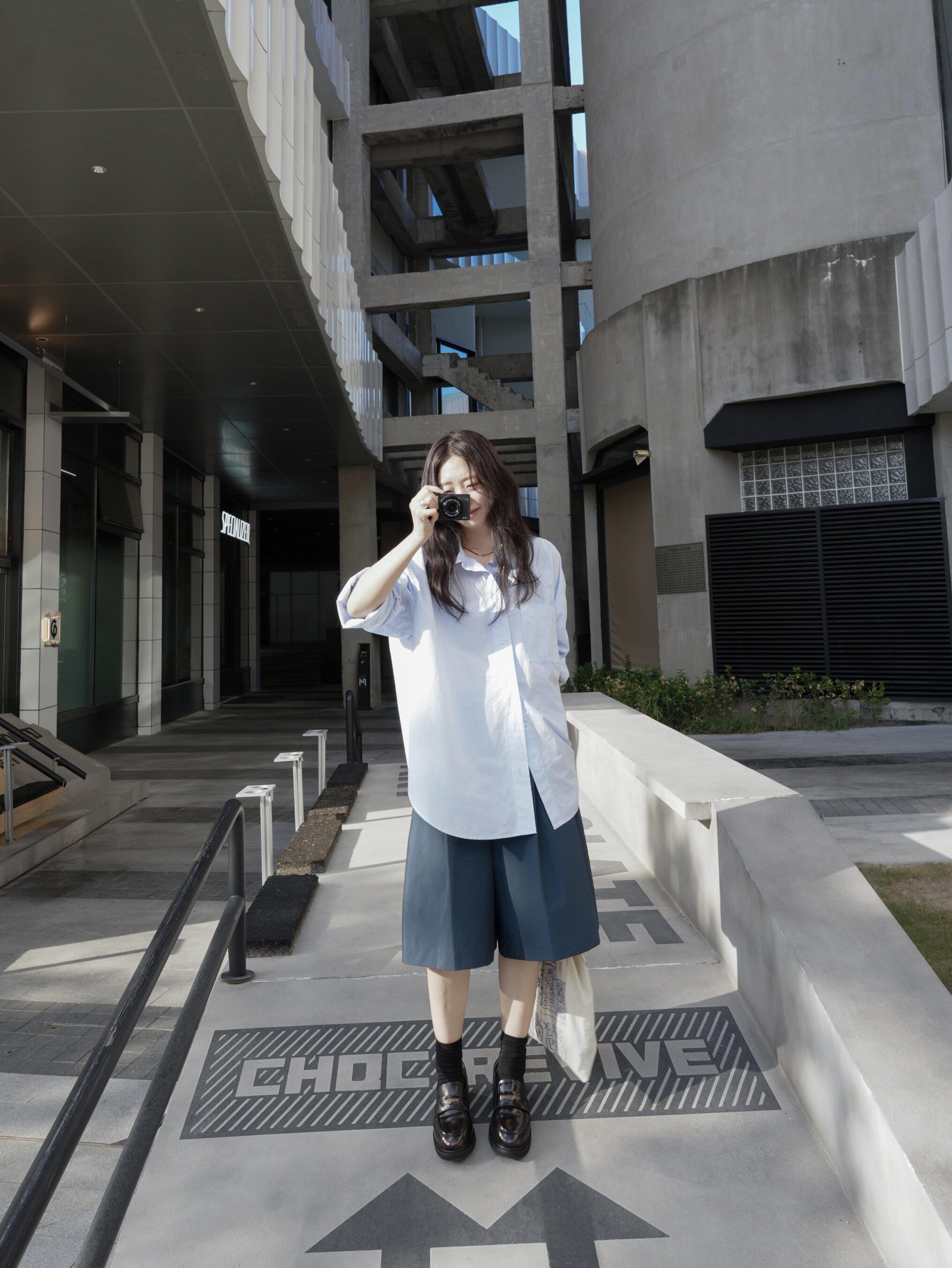 宋佳同款百丽海鸥乐福鞋2.0：厚底真皮的英伦飒爽美学