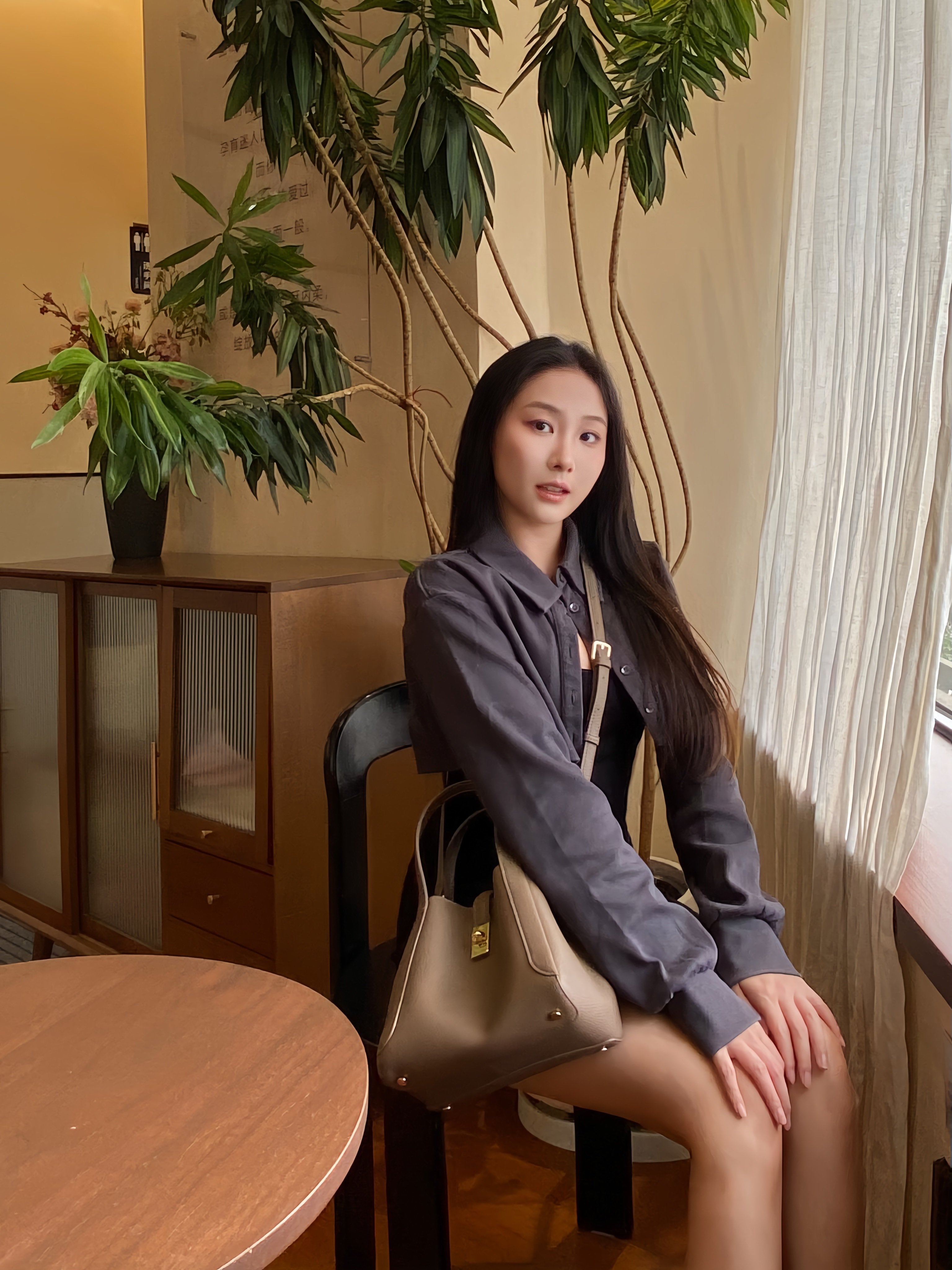 百丽真皮菜篮子包 牛皮材质高级耐磨 水桶包型大容量实用