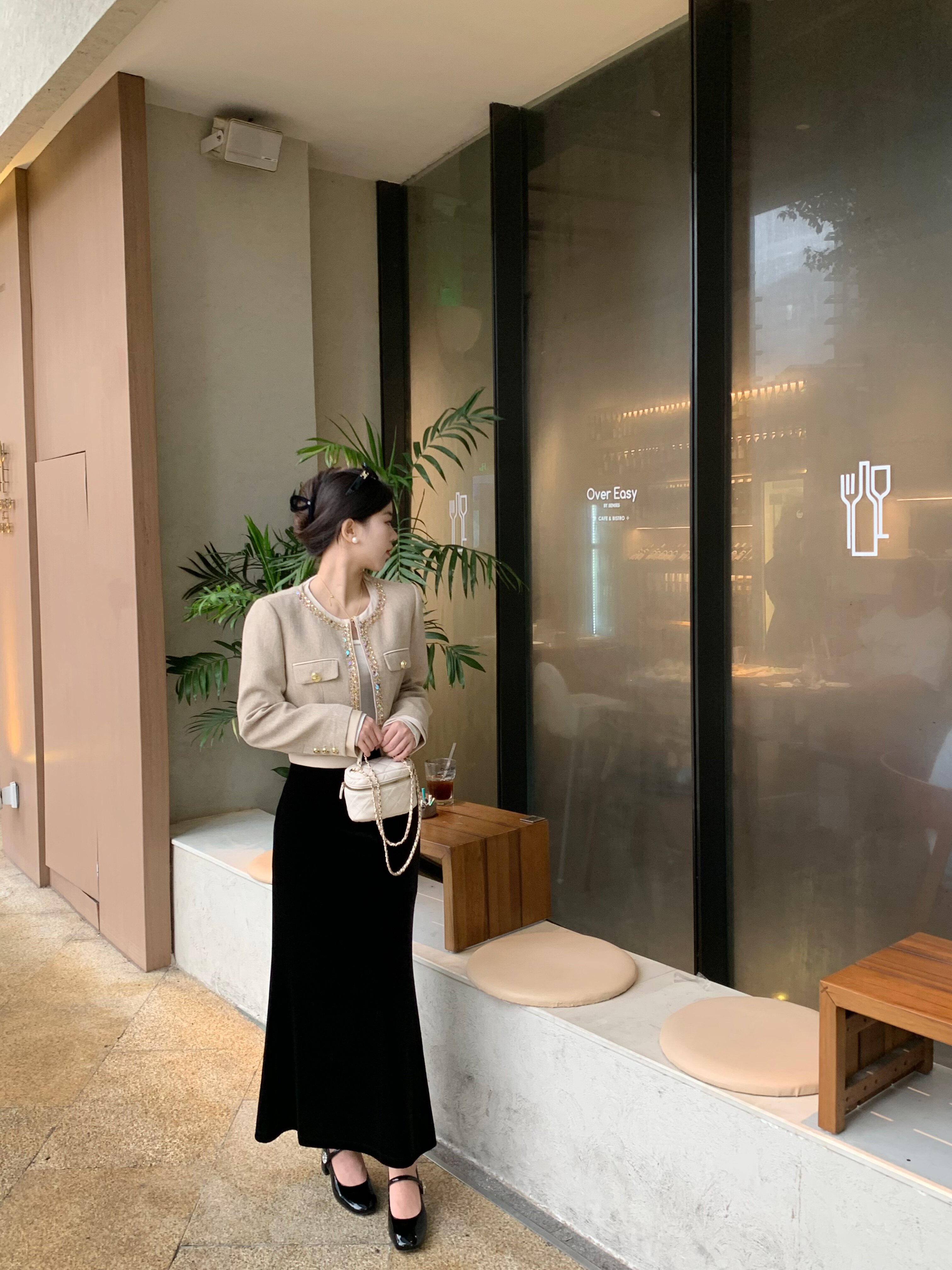 百丽「樱桃」新款复古粗高跟玛丽珍鞋：脚踝间的甜美红宝石