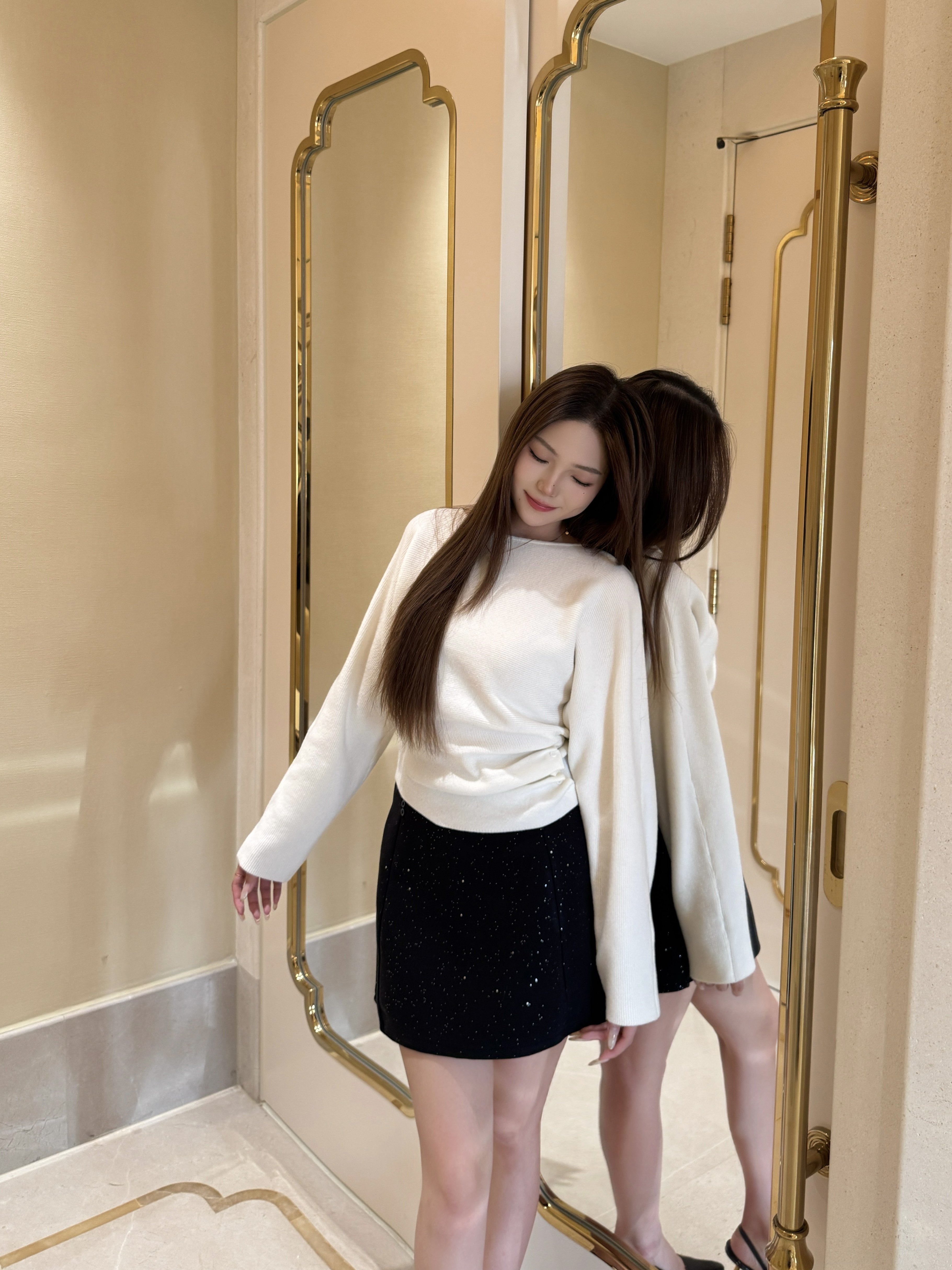 周章章"嘉顿斯"秋冬白色毛衣,斜肩收腰设计穿出温柔高级感