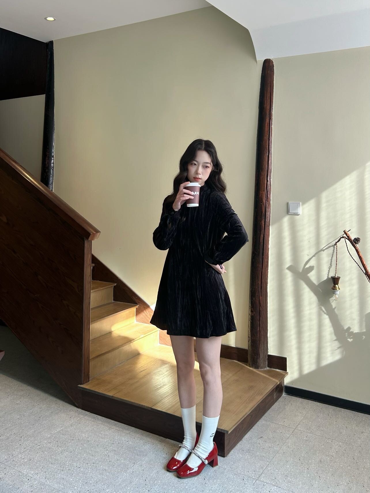 孙乐言毛晓彤同款百丽「白月光」红色高跟玛丽珍单鞋：脚踝间的复古红玫瑰