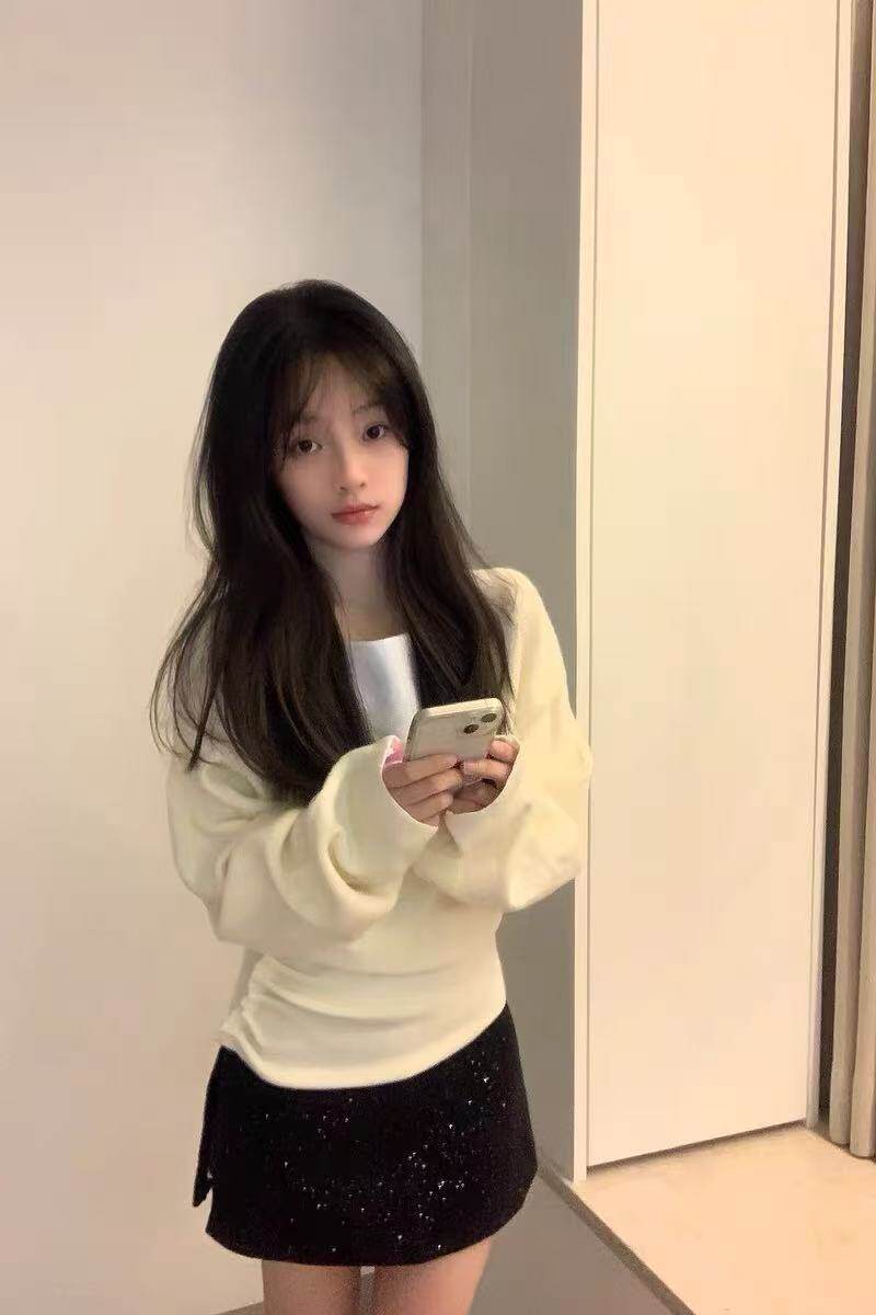 周章章"嘉顿斯"秋冬白色毛衣,斜肩收腰设计穿出温柔高级感