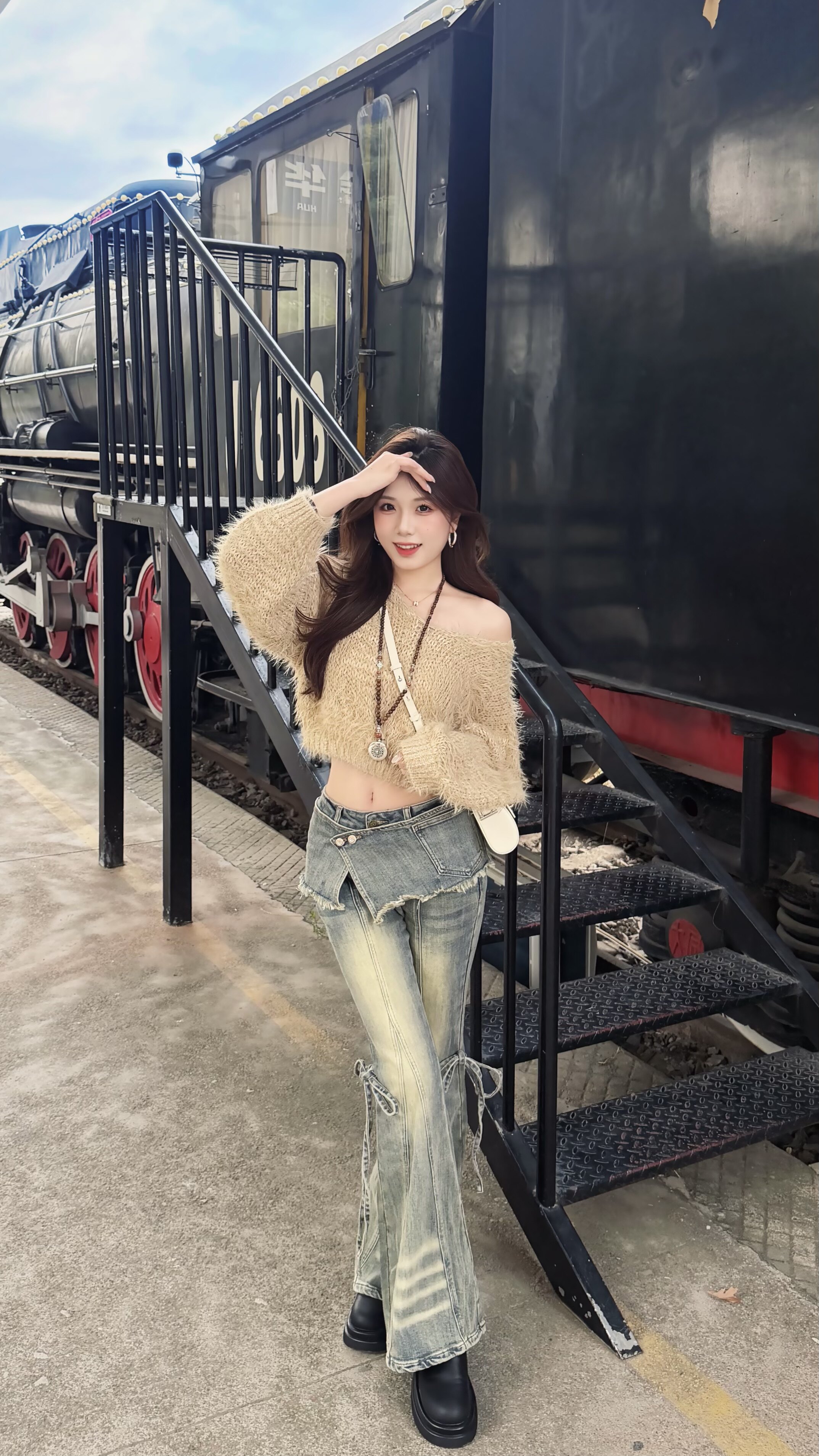 ABWLR「叠穿派对」原创复古做旧水洗牛仔裤:解锁超模腿的马蹄微喇密码