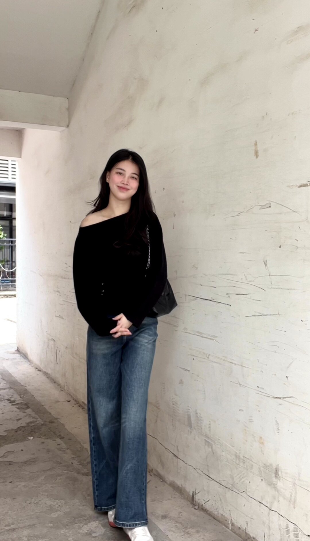 周章章"嘉顿斯"秋冬白色毛衣,斜肩收腰设计穿出温柔高级感