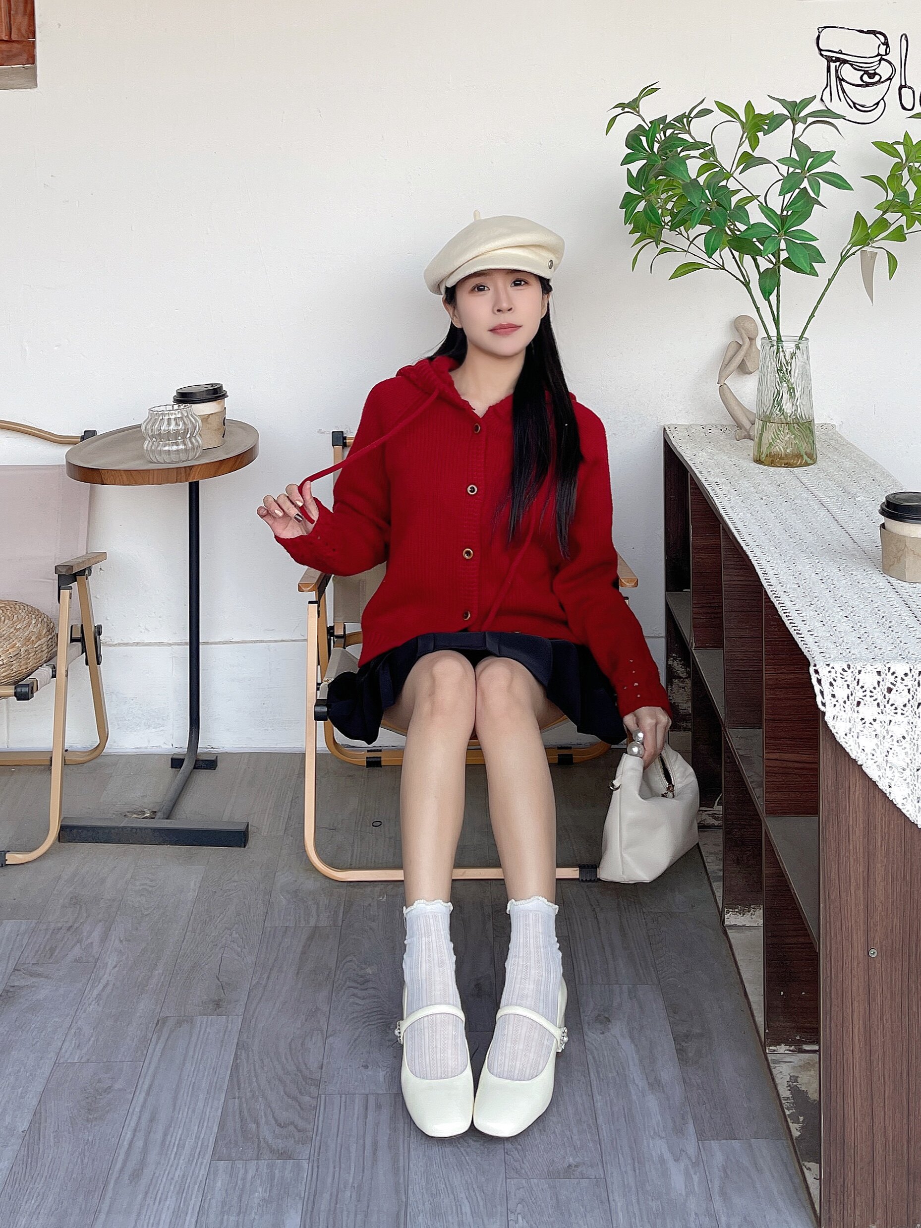 百丽「樱桃」新款复古粗高跟玛丽珍鞋：脚踝间的甜美红宝石