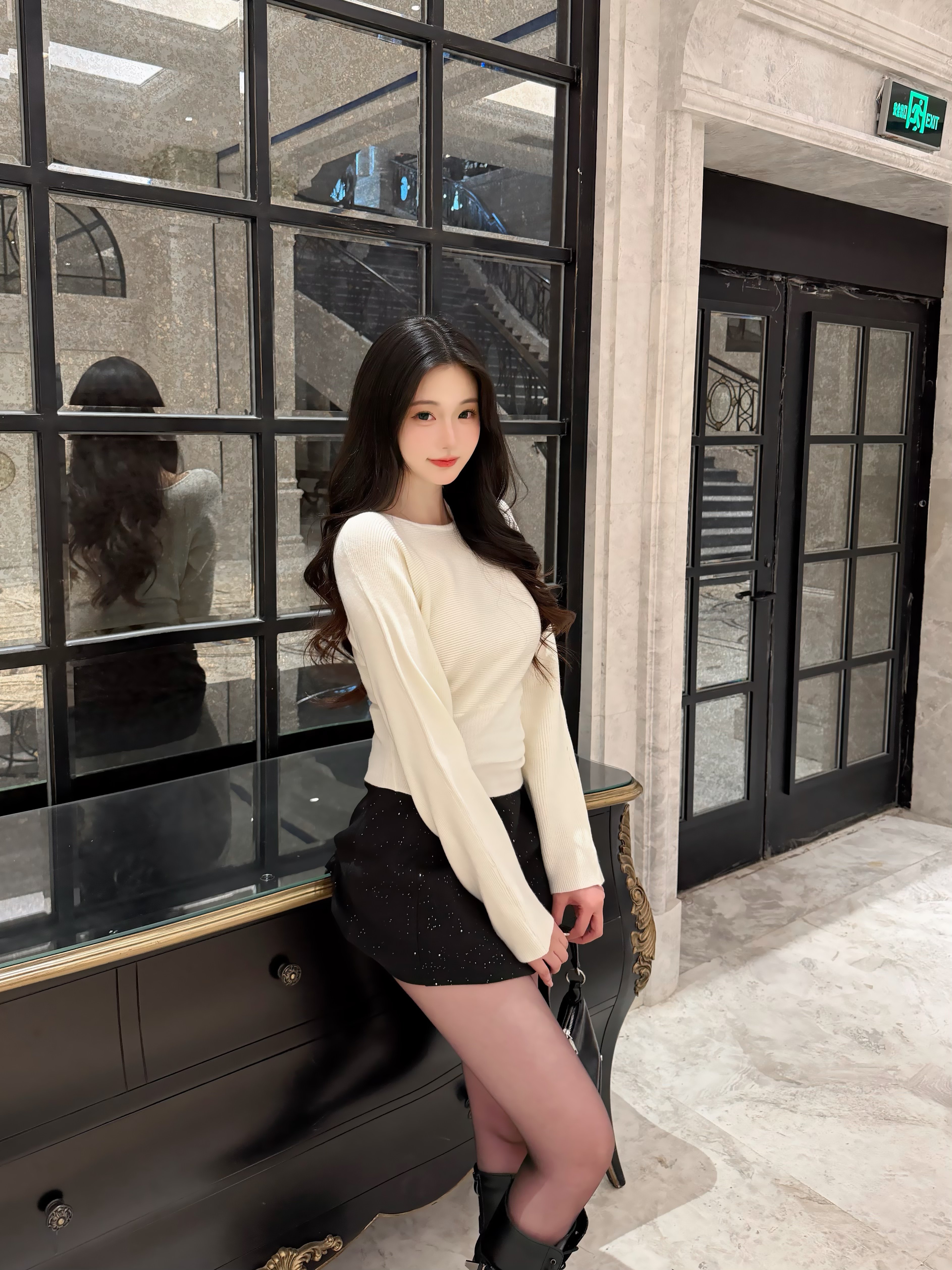 周章章"嘉顿斯"秋冬白色毛衣,斜肩收腰设计穿出温柔高级感