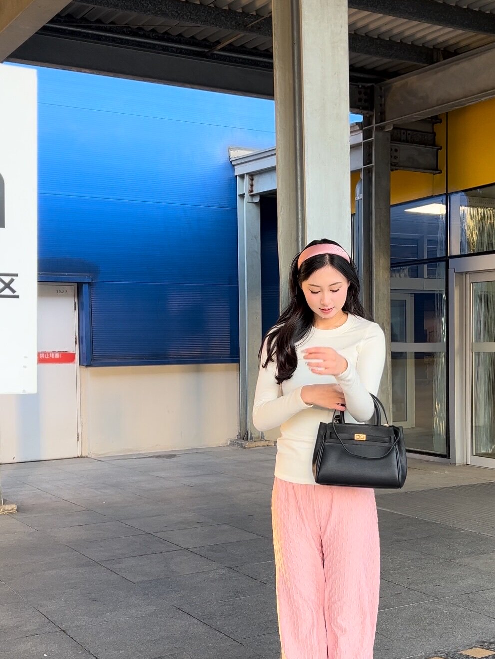 百丽红色新娘婚包 大容量设计装下红包手机 手提斜挎两用更实用