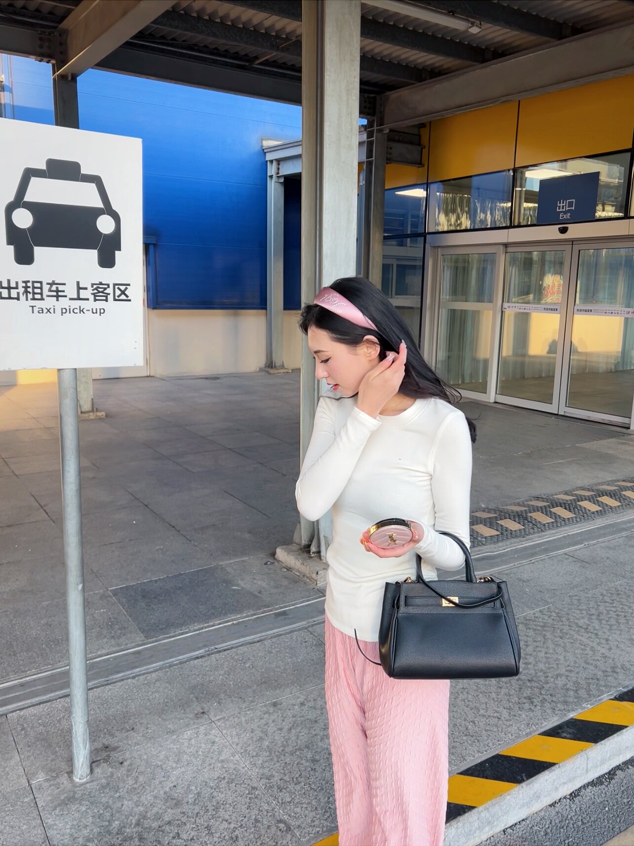 百丽红色新娘婚包 大容量设计装下红包手机 手提斜挎两用更实用