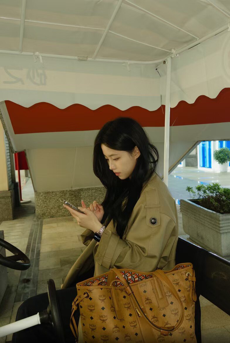 解锁法式优雅密码——周淼ZHOUMIAO"巴黎旧梦"风衣穿搭图鉴