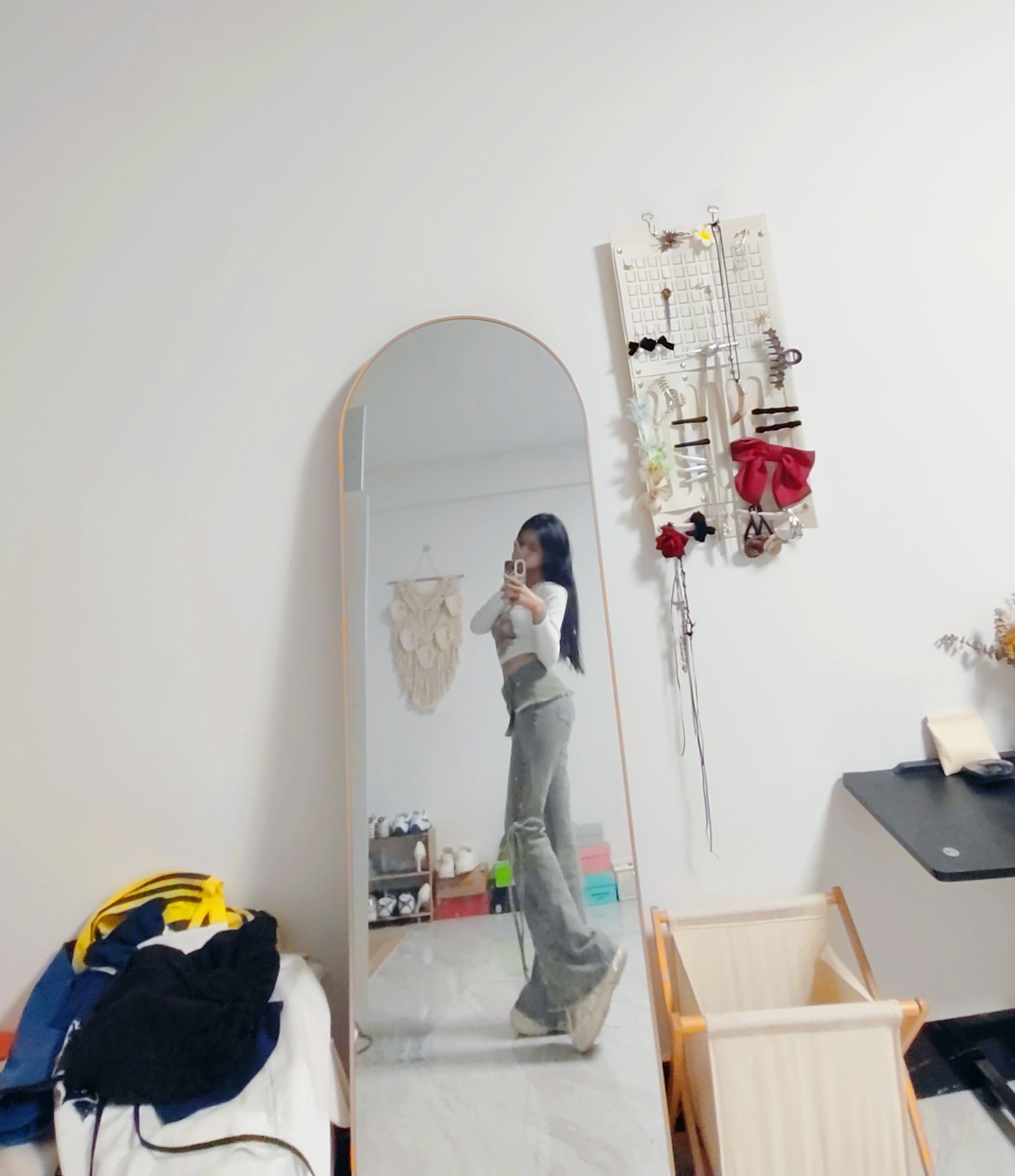 ABWLR「叠穿派对」原创复古做旧水洗牛仔裤:解锁超模腿的马蹄微喇密码