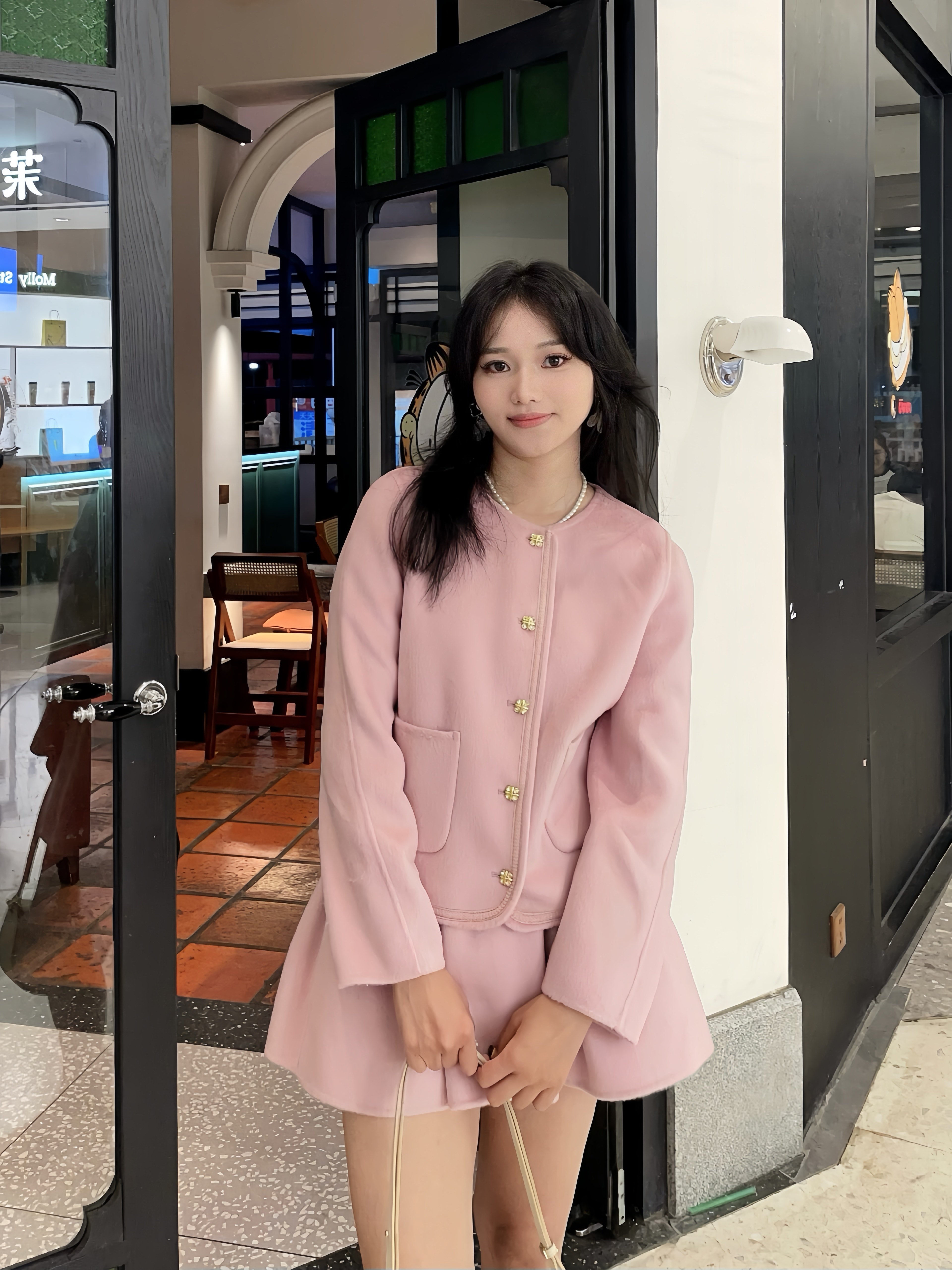 Maison Wester冬季千金风圆领金扣双口袋短款短裙套装：金扣双袋的复古名媛美学