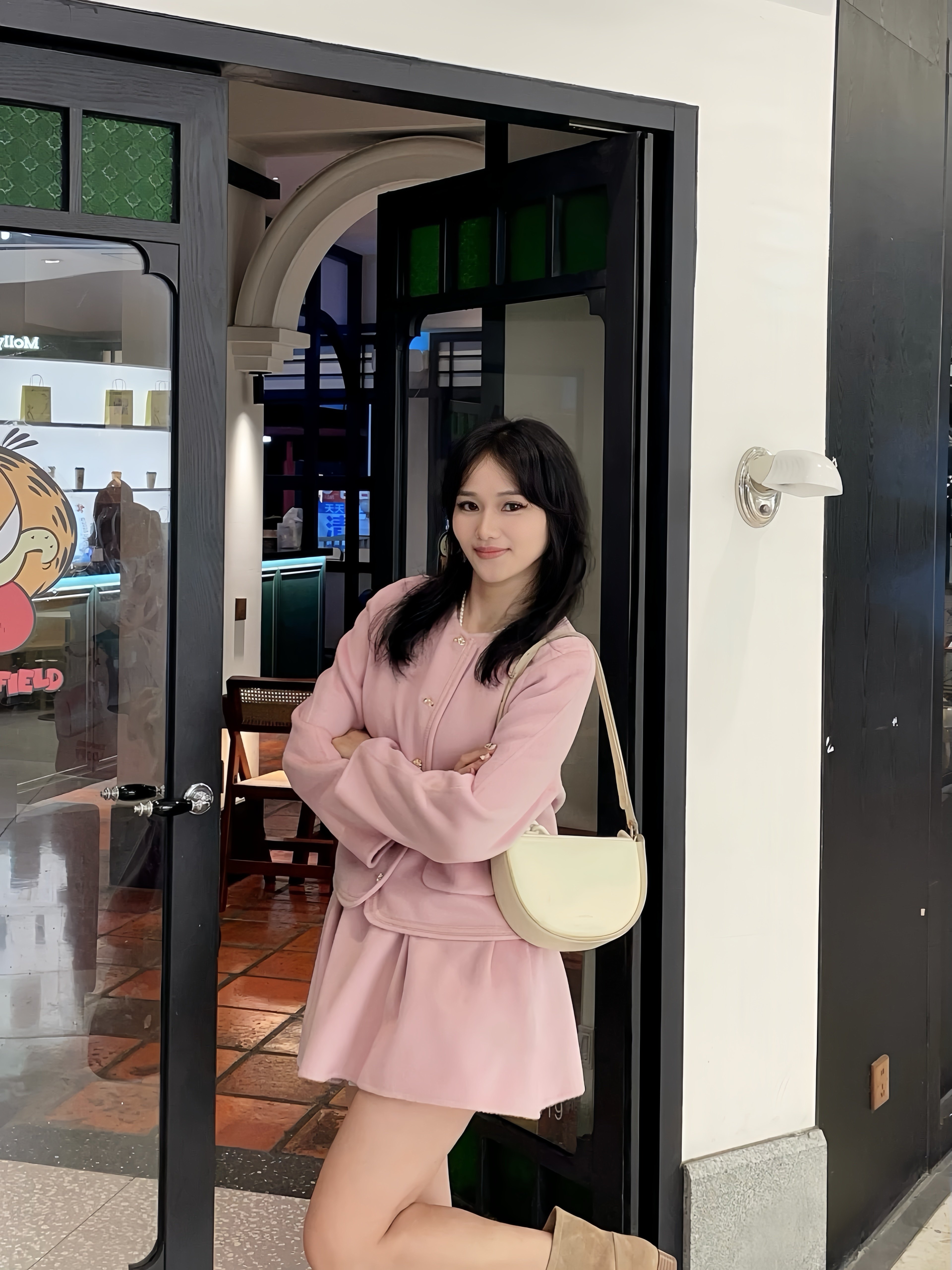 Maison Wester冬季千金风圆领金扣双口袋短款短裙套装：金扣双袋的复古名媛美学