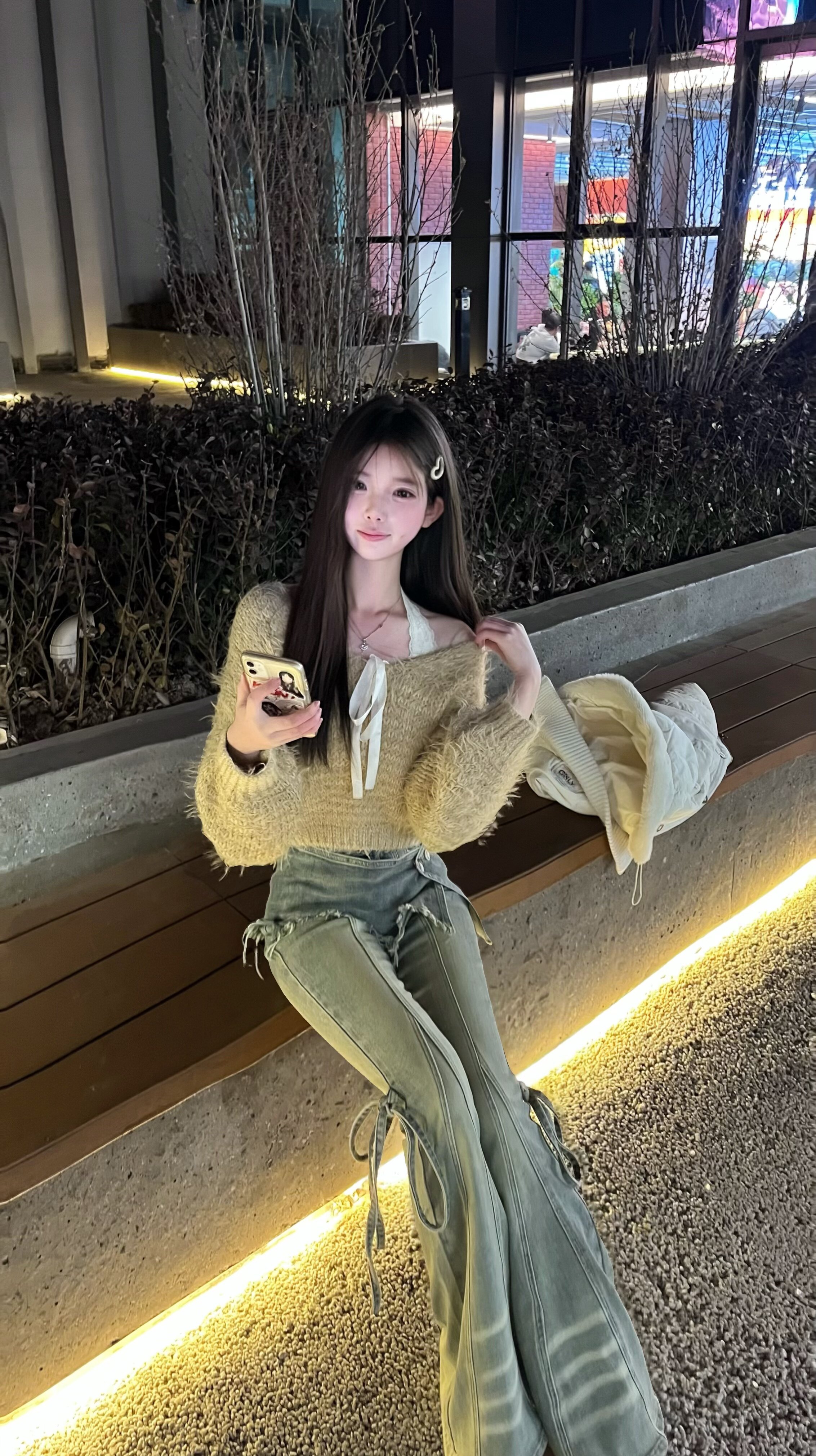 ABWLR「叠穿派对」原创复古做旧水洗牛仔裤:解锁超模腿的马蹄微喇密码