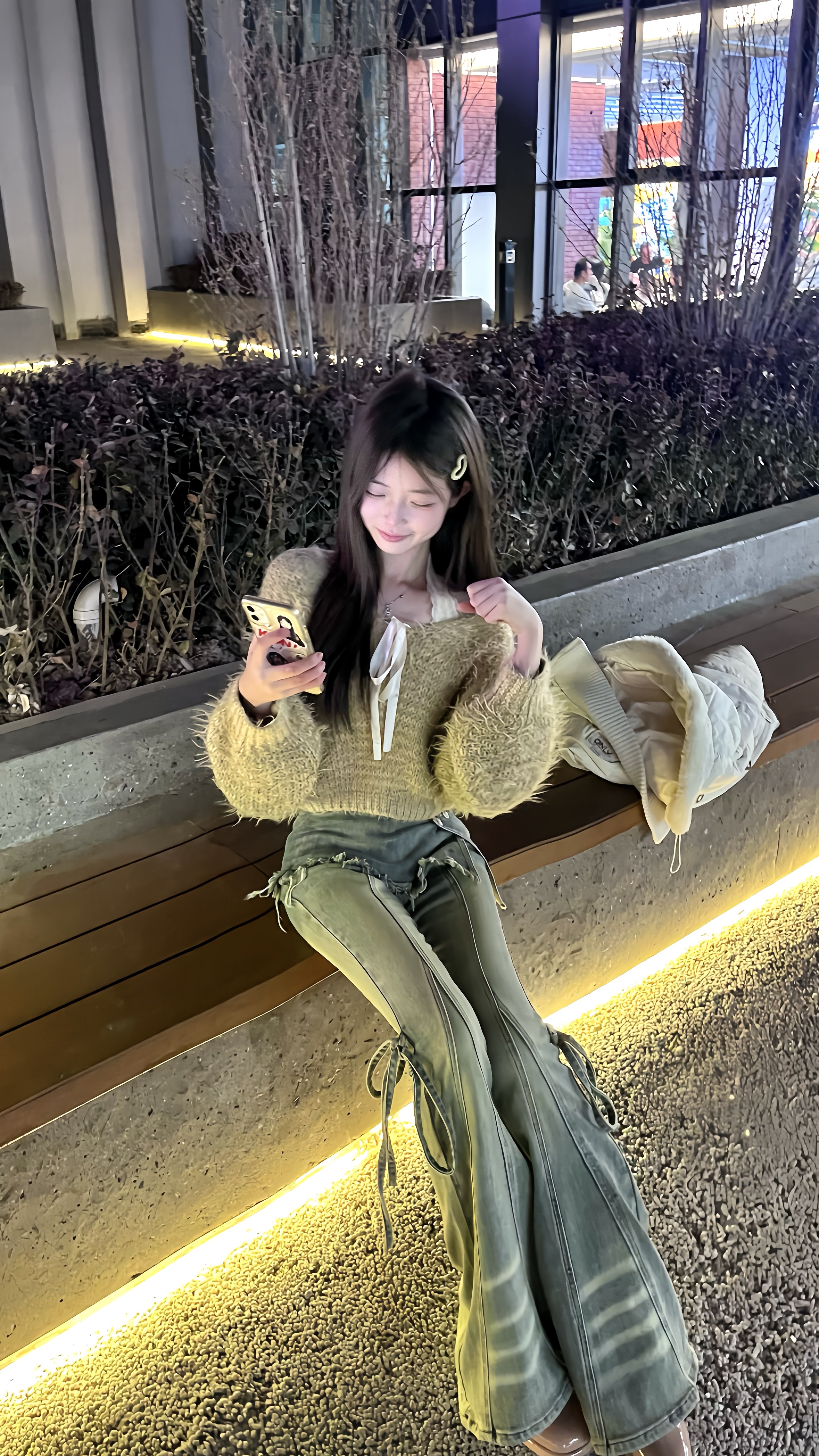 ABWLR「叠穿派对」原创复古做旧水洗牛仔裤:解锁超模腿的马蹄微喇密码