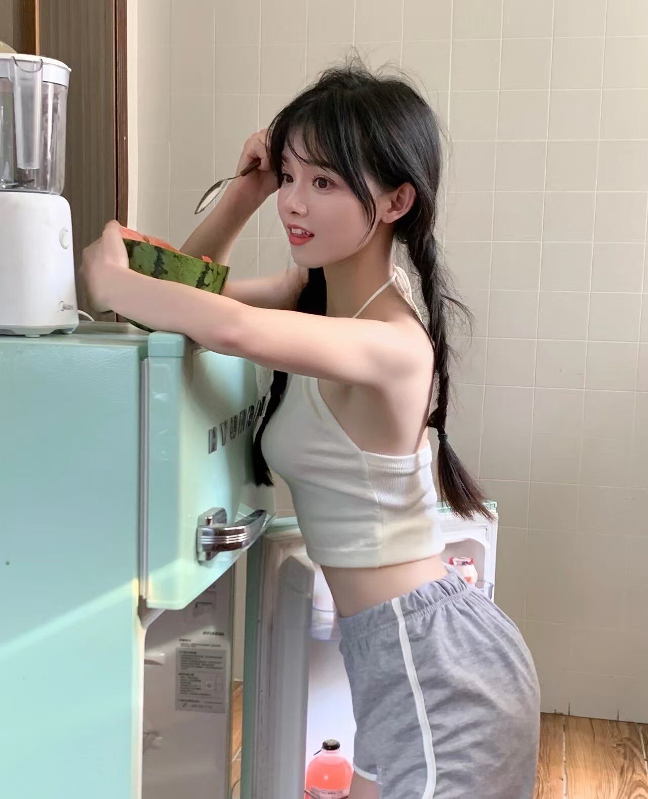 禾莎时尚辣妹挂脖吊带背心 修身显瘦短款设计 外穿内搭都高级 别致百搭